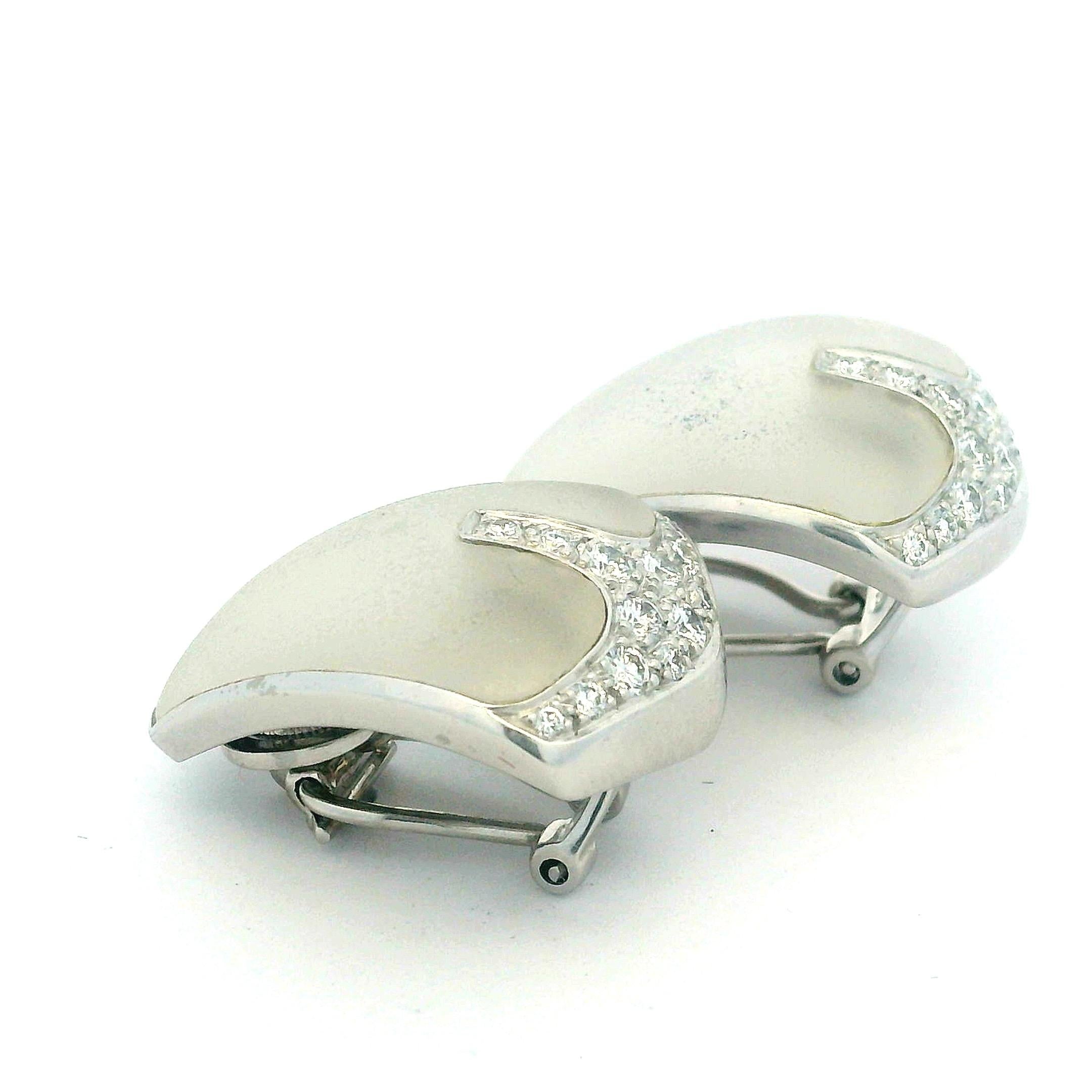 Orecchini a clip in oro bianco 18 carati con cristalli smerigliati e diamanti, anni '80. in vendita 9