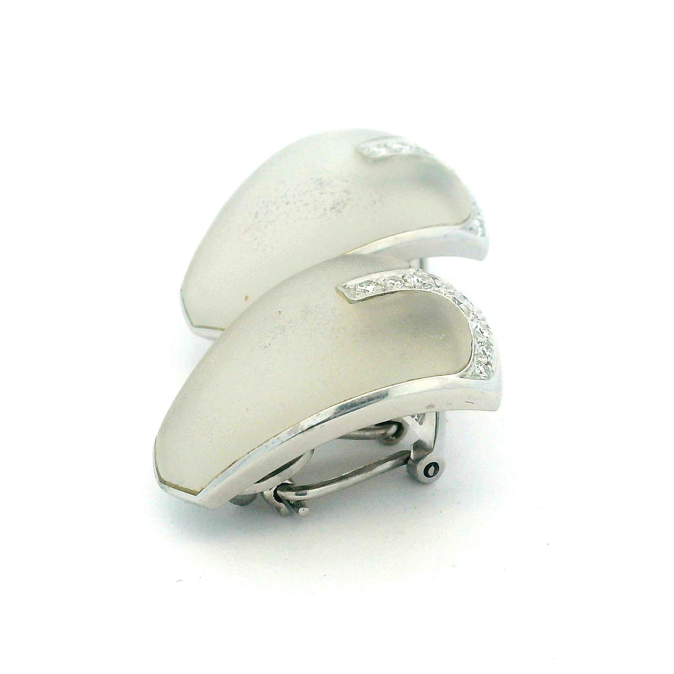 Orecchini a clip in oro bianco 18 carati con cristalli smerigliati e diamanti, anni '80. in vendita 10