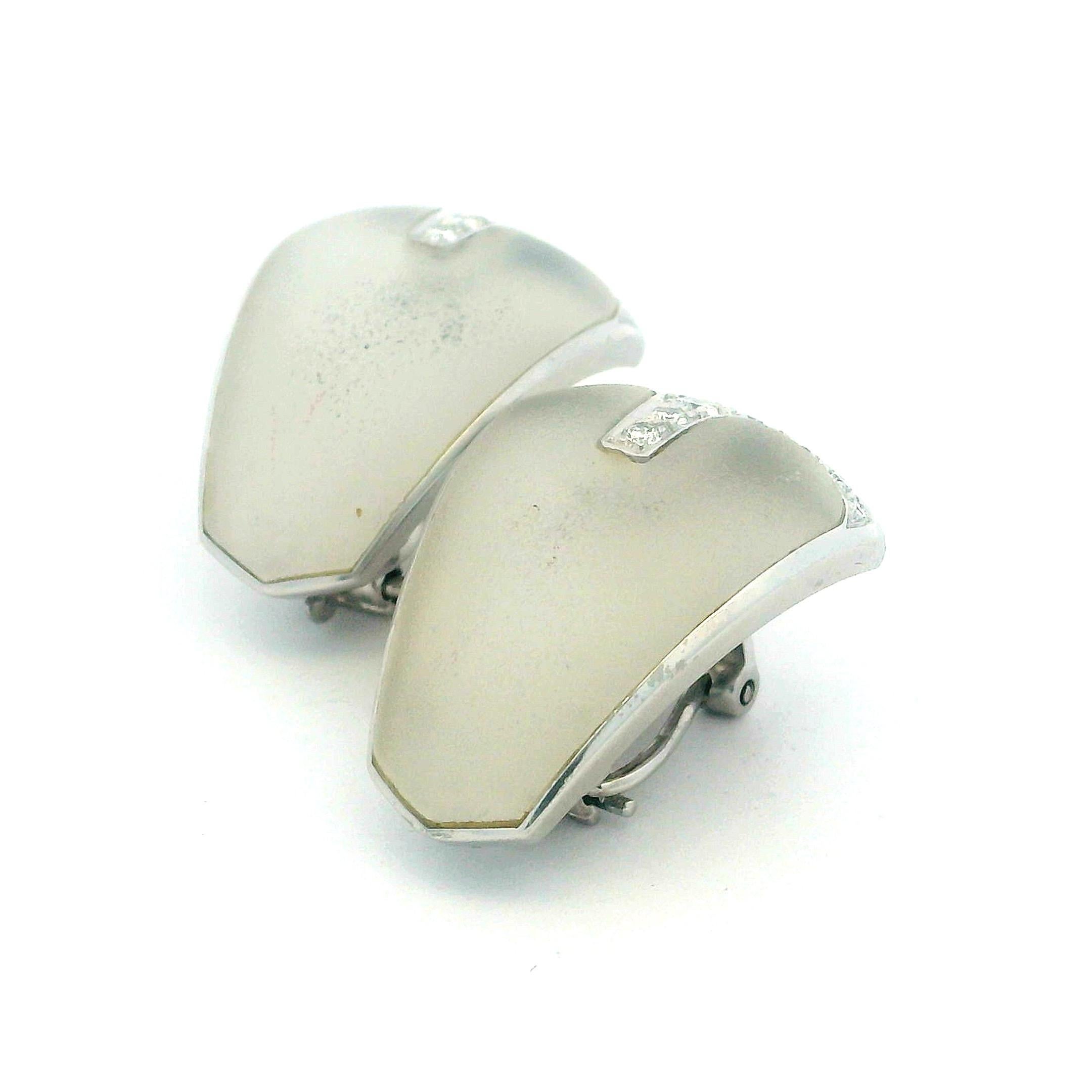 Orecchini a clip in oro bianco 18 carati con cristalli smerigliati e diamanti, anni '80. in vendita 11