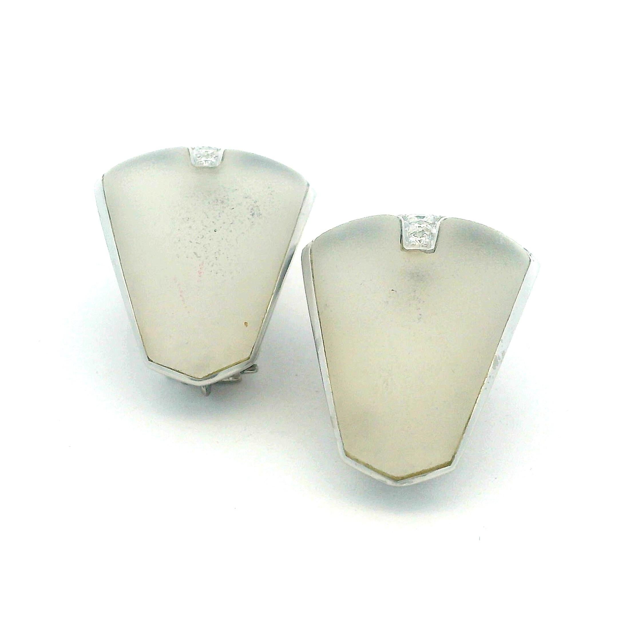 Orecchini a clip in oro bianco 18 carati con cristalli smerigliati e diamanti, anni '80. in vendita 12