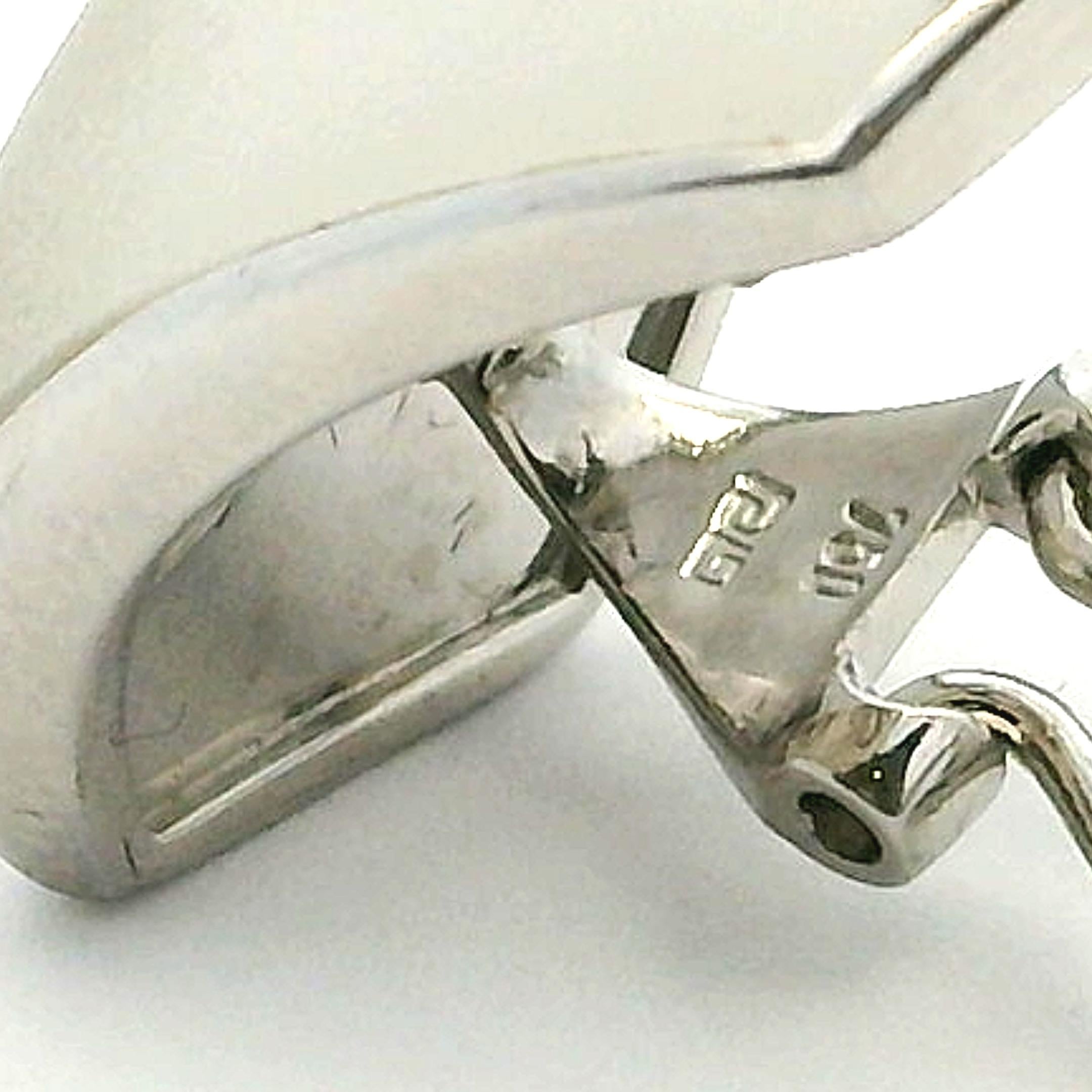 Orecchini a clip in oro bianco 18 carati con cristalli smerigliati e diamanti, anni '80. in vendita 13