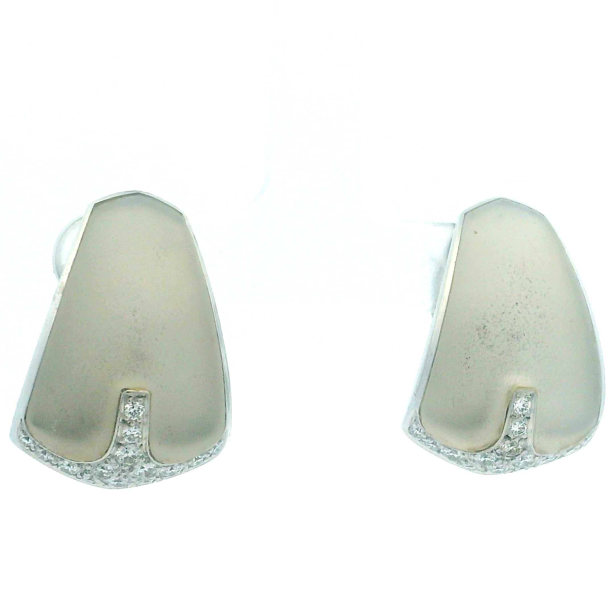  Questi eleganti orecchini vintage presentano pannelli geometrici di cristallo smerigliato incorniciati in oro bianco 18 carati e impreziositi da diamanti incastonati per un totale di circa 1,80 carati. Il cristallo smerigliato ha una finitura