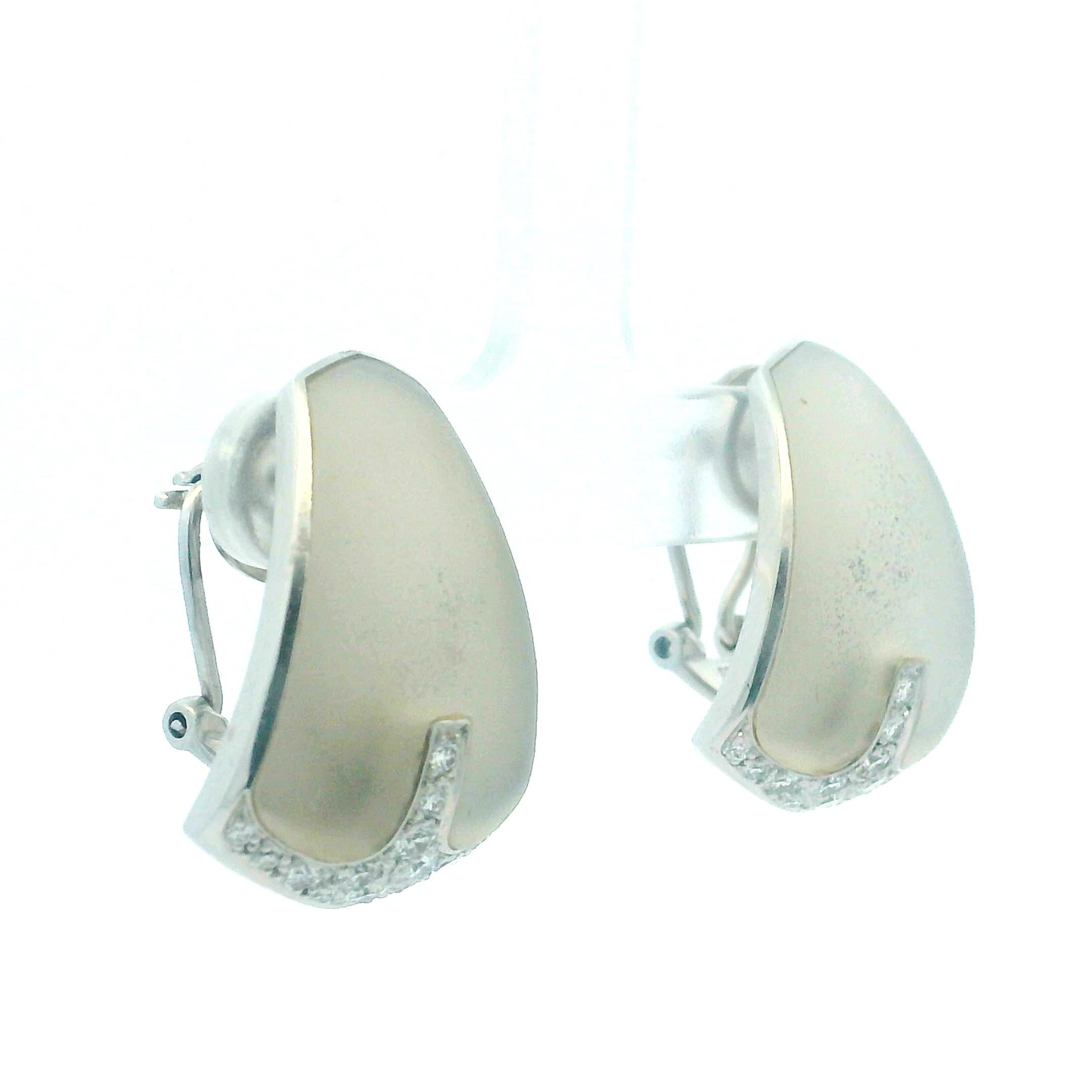 Modernista Orecchini a clip in oro bianco 18 carati con cristalli smerigliati e diamanti, anni '80. in vendita