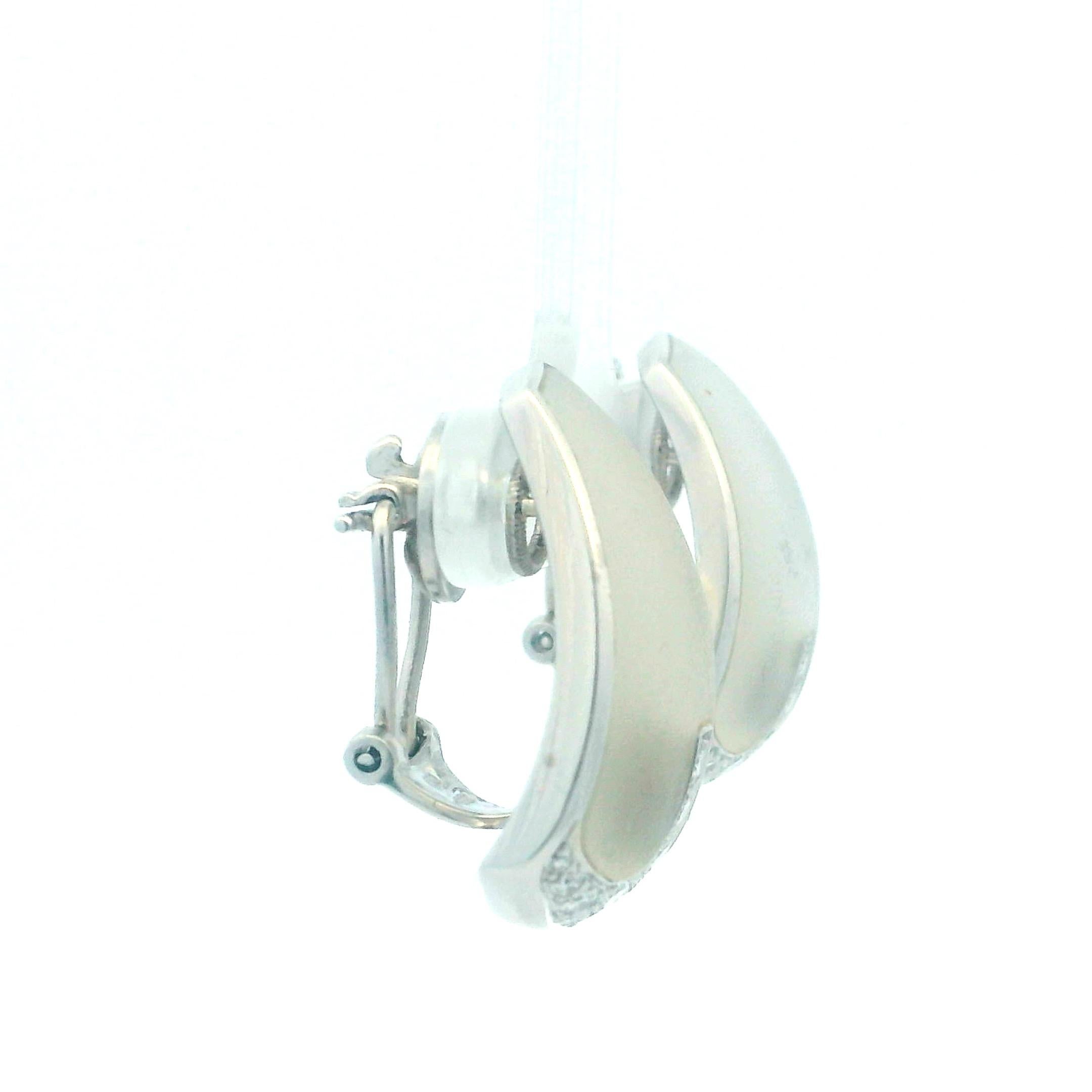 Taglio misto Orecchini a clip in oro bianco 18 carati con cristalli smerigliati e diamanti, anni '80. in vendita