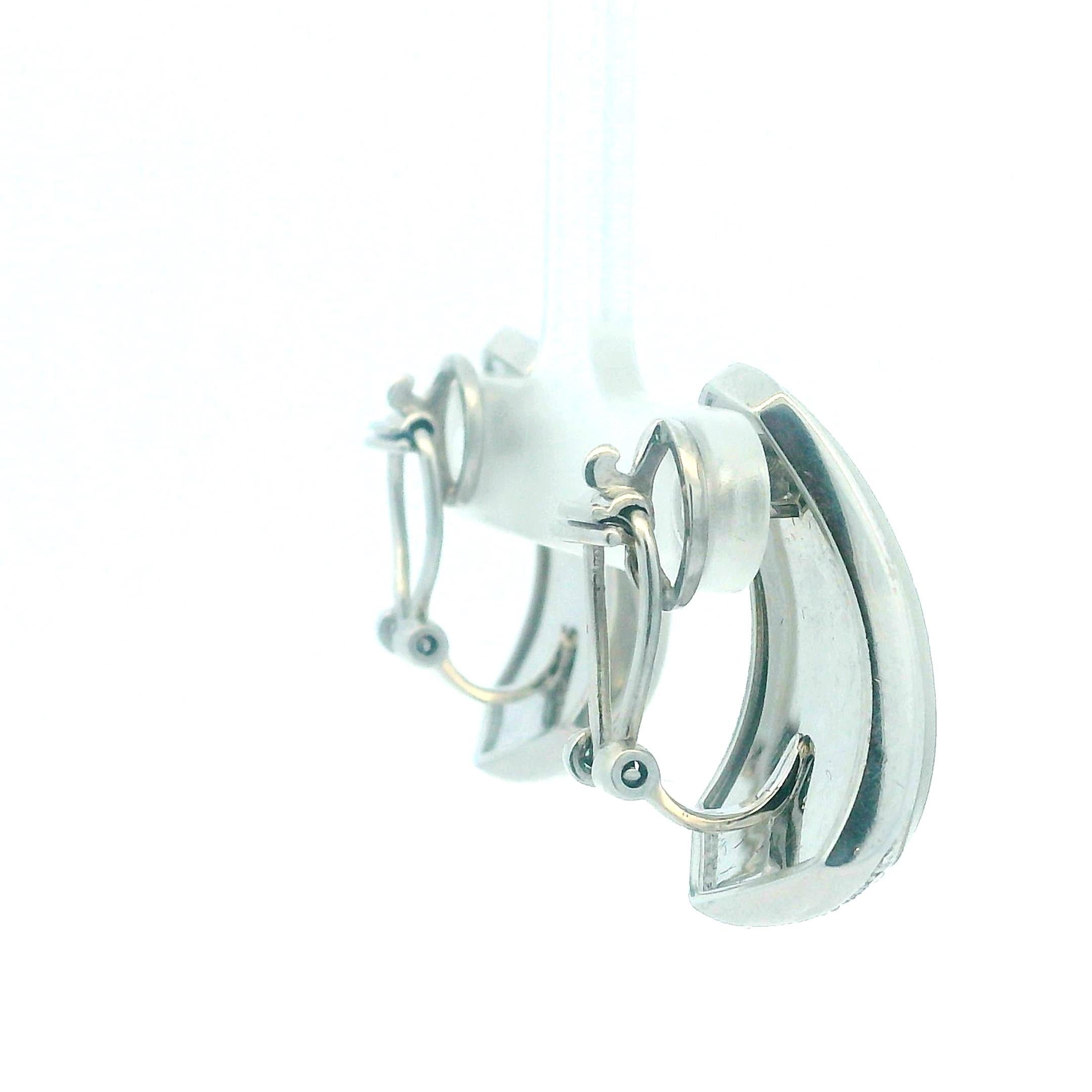 Orecchini a clip in oro bianco 18 carati con cristalli smerigliati e diamanti, anni '80. In condizioni ottime in vendita a Miami, FL