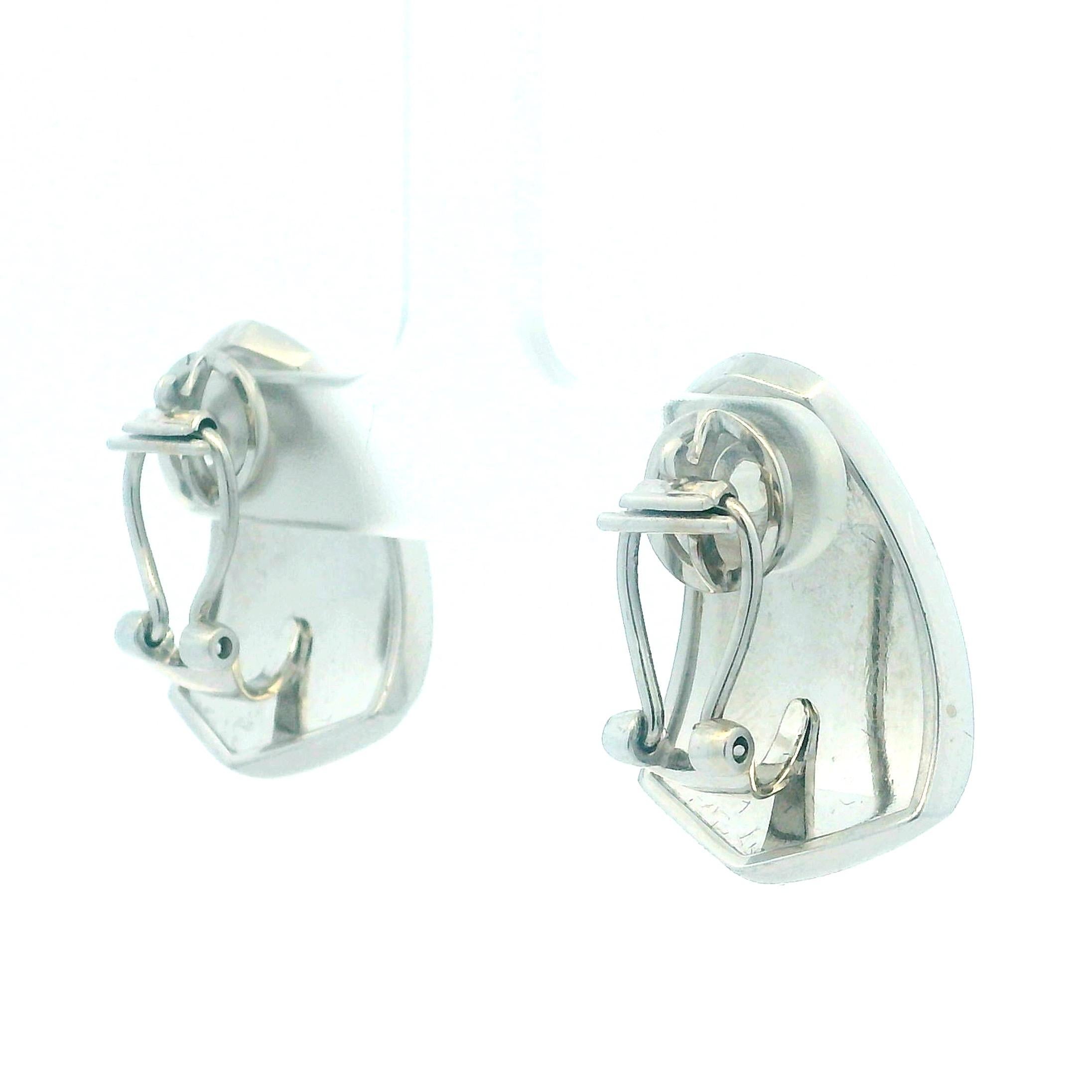 Donna Orecchini a clip in oro bianco 18 carati con cristalli smerigliati e diamanti, anni '80. in vendita