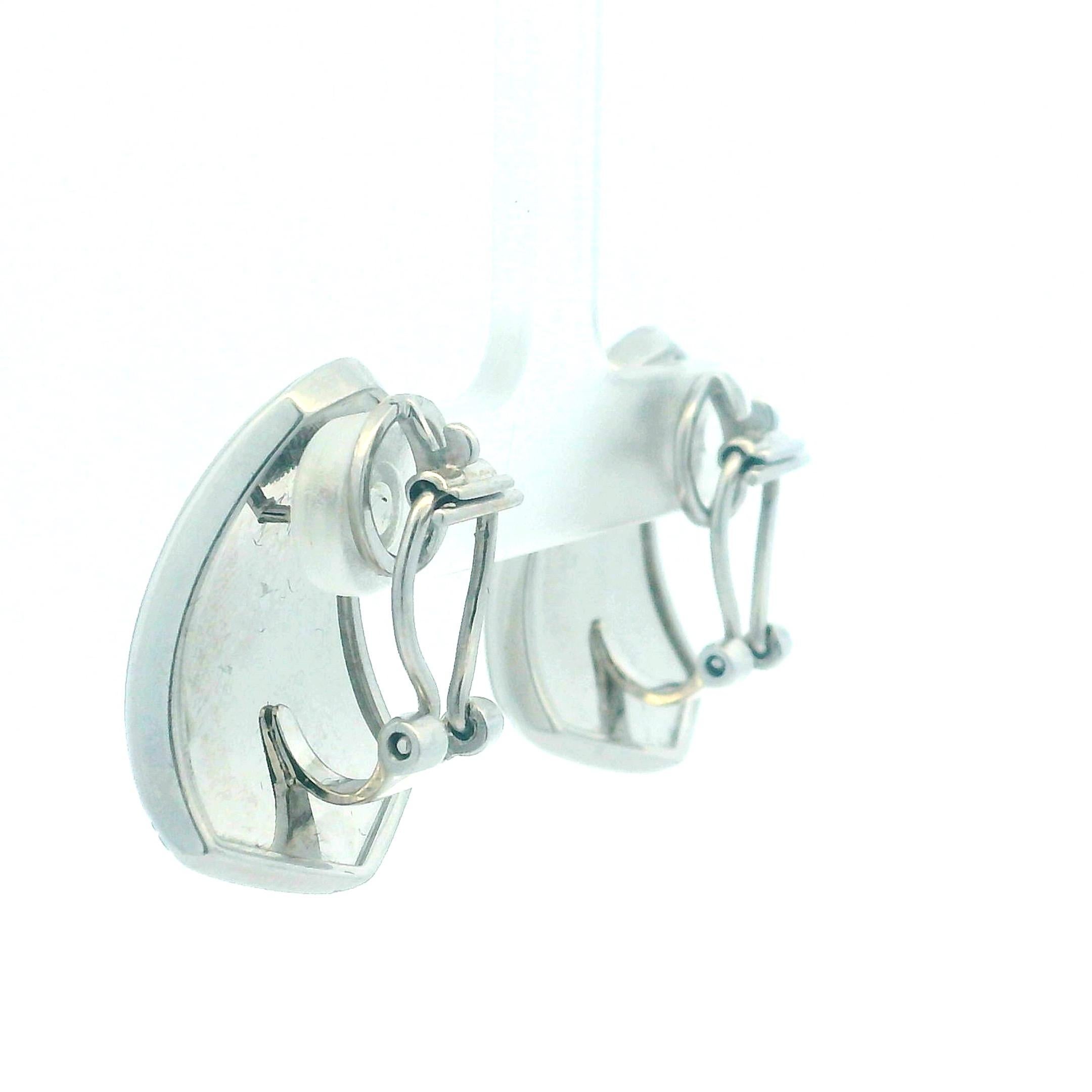 Orecchini a clip in oro bianco 18 carati con cristalli smerigliati e diamanti, anni '80. in vendita 2