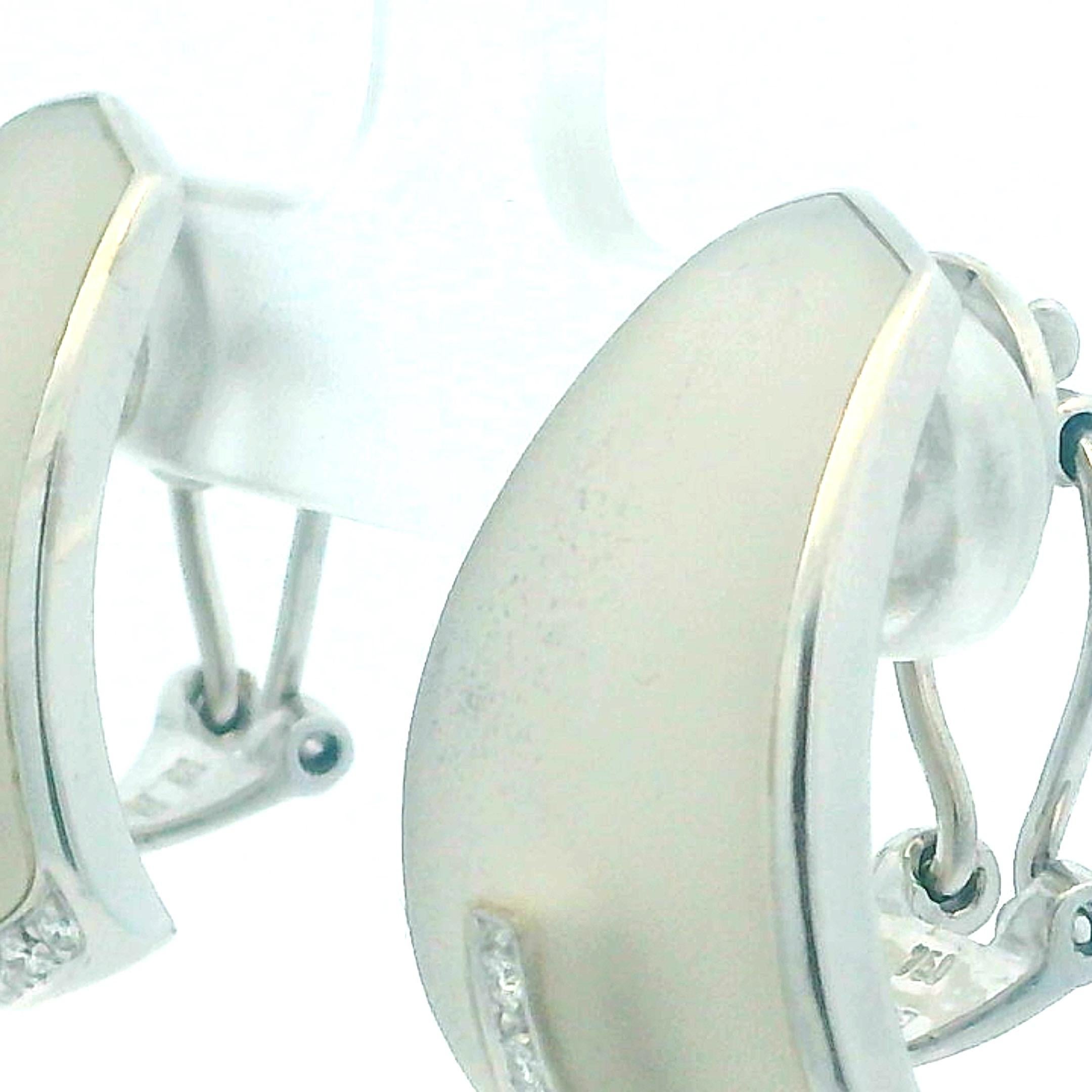 Orecchini a clip in oro bianco 18 carati con cristalli smerigliati e diamanti, anni '80. in vendita 3