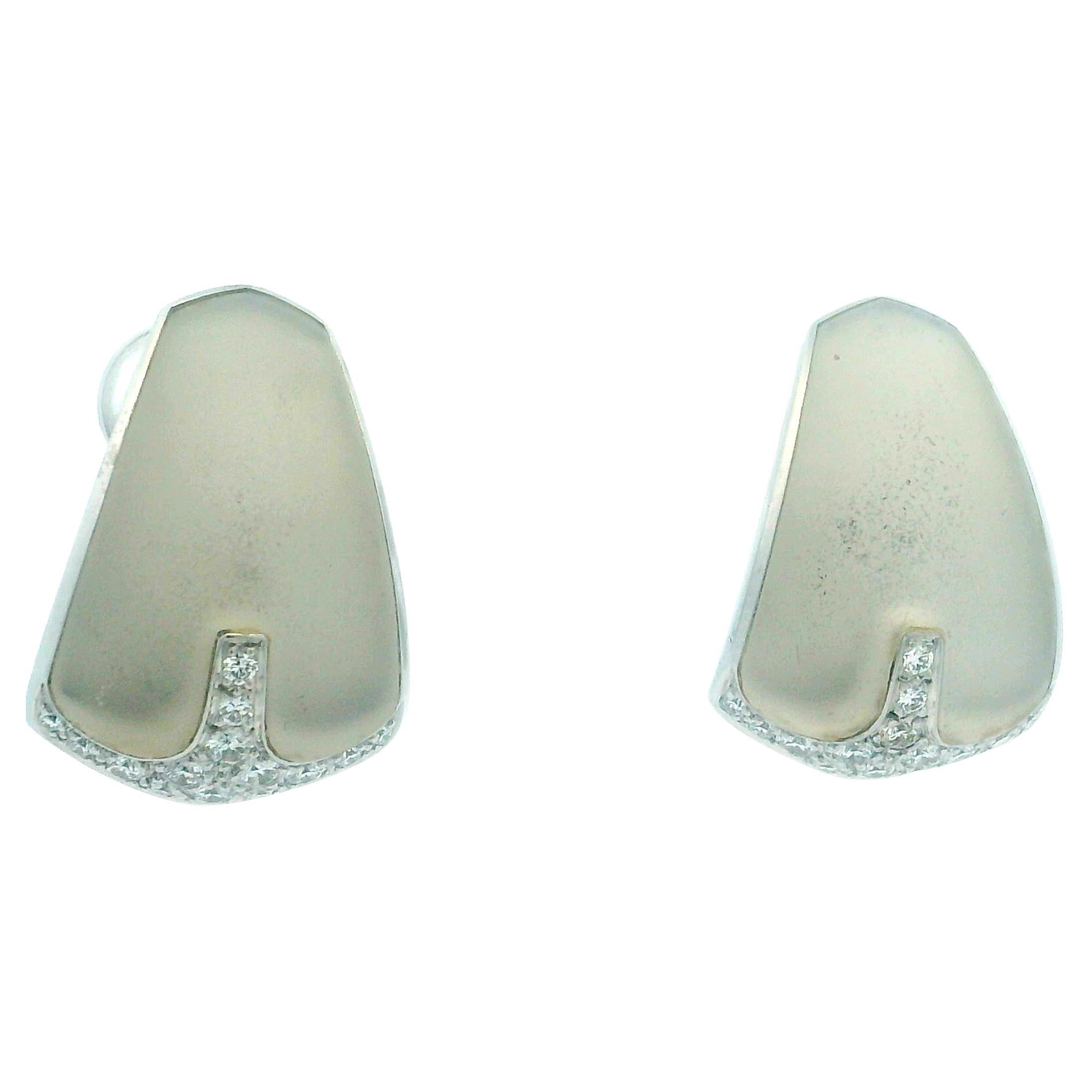 Orecchini a clip in oro bianco 18 carati con cristalli smerigliati e diamanti, anni
80.