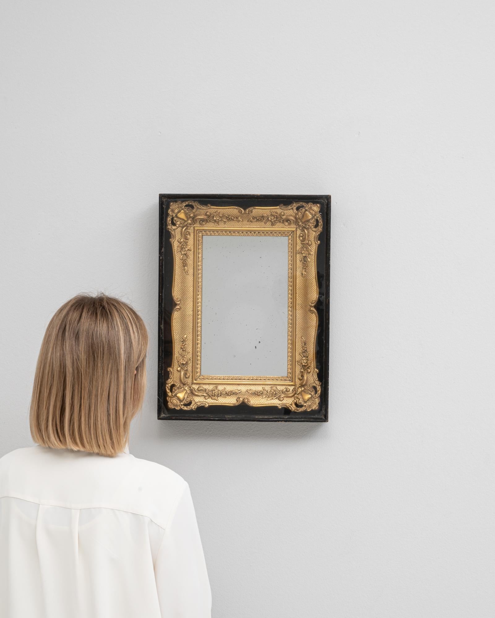 Francese Specchio francese dorato degli anni '80 in una vetrina di legno in vendita