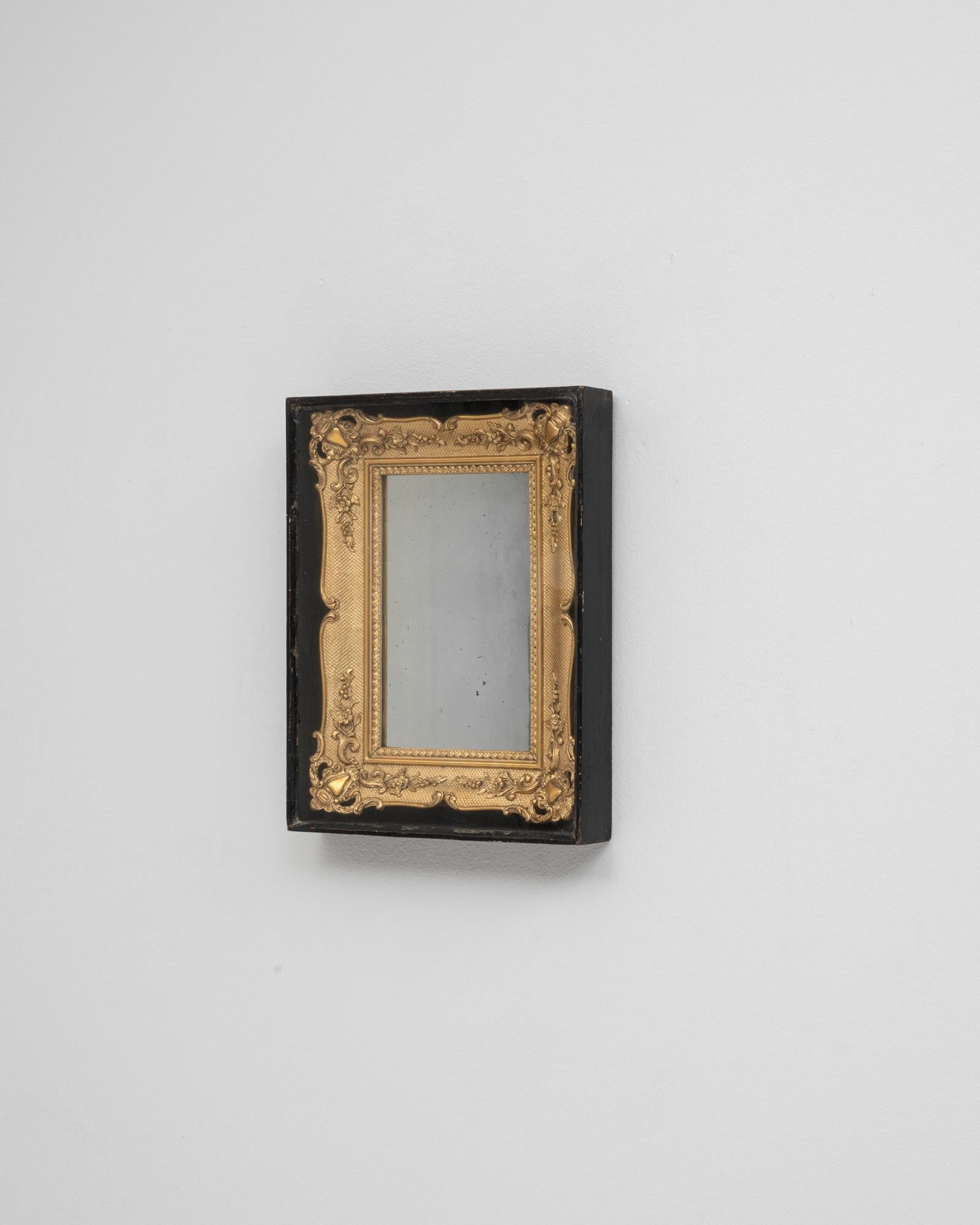 Specchio francese dorato degli anni '80 in una vetrina di legno In condizioni buone in vendita a High Point, NC