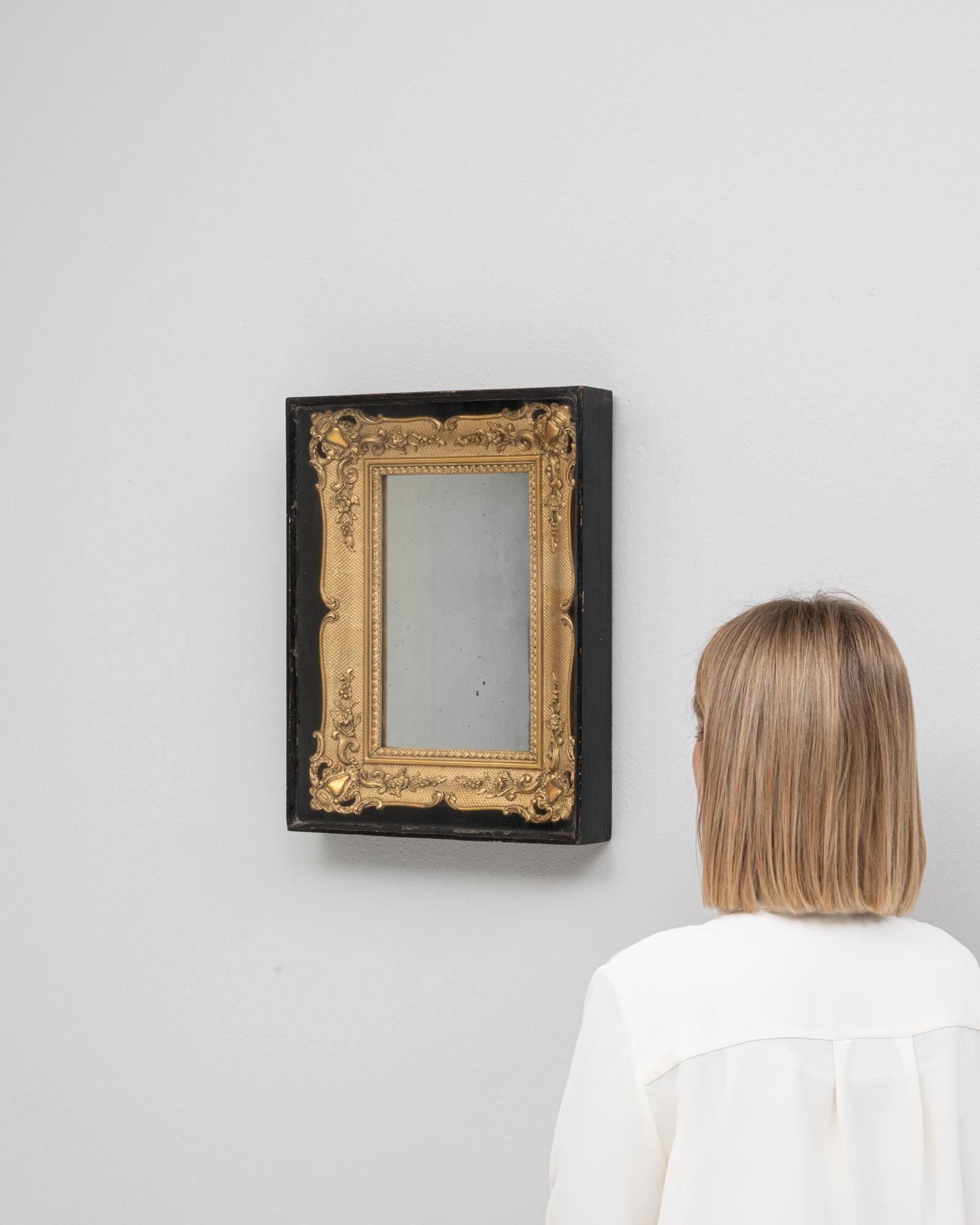 XX secolo Specchio francese dorato degli anni '80 in una vetrina di legno in vendita