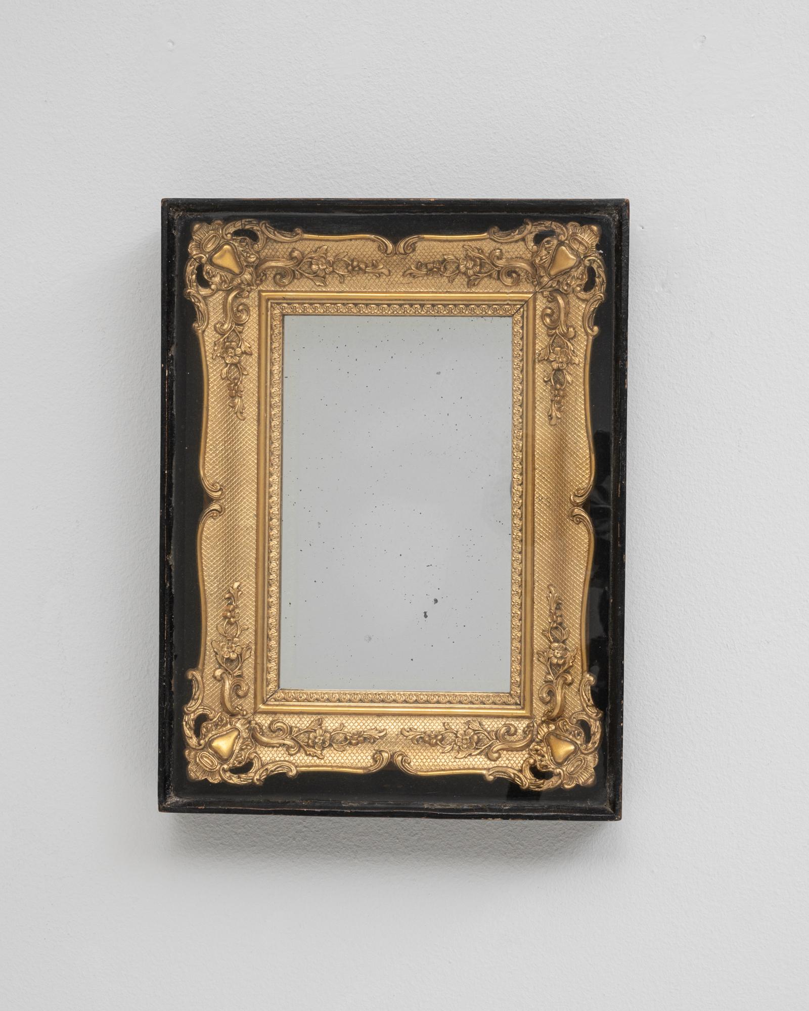 Vetro Specchio francese dorato degli anni '80 in una vetrina di legno in vendita