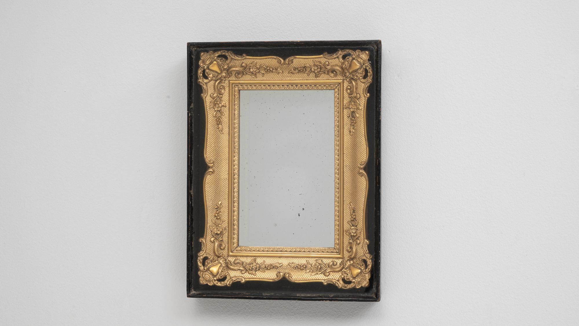 Specchio francese dorato degli anni '80 in una vetrina di legno in vendita 1