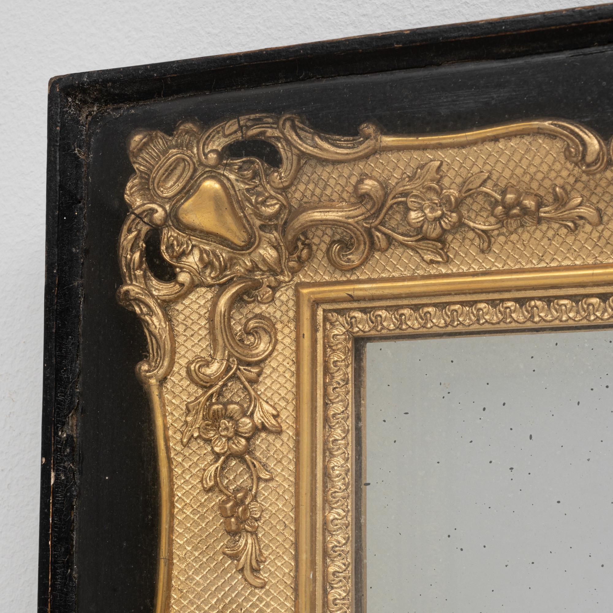 Specchio francese dorato degli anni '80 in una vetrina di legno in vendita 2