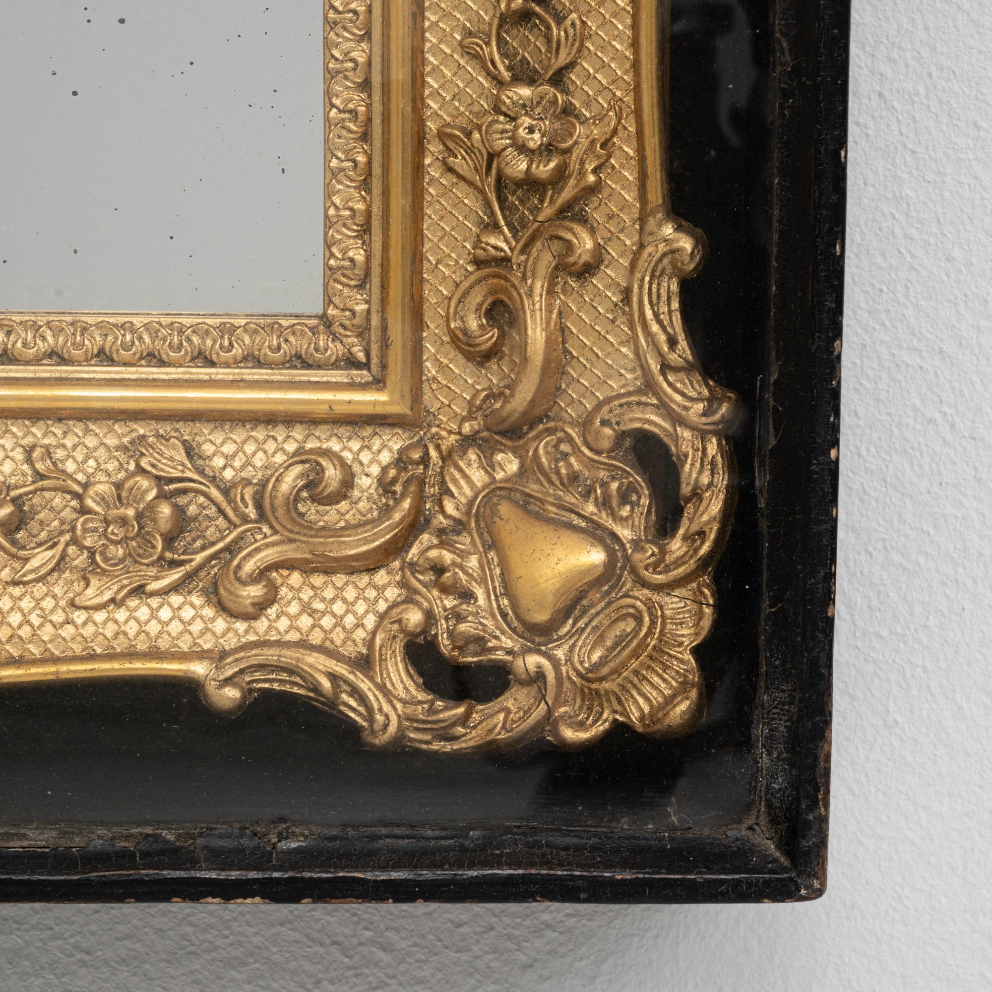 Specchio francese dorato degli anni '80 in una vetrina di legno in vendita 3