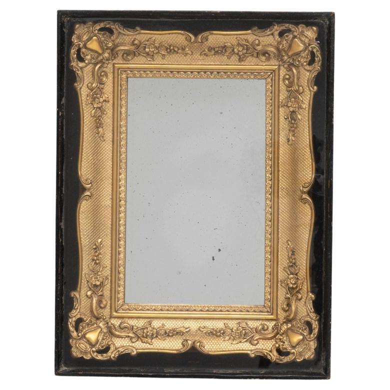 Specchio francese dorato degli anni
80 in una vetrina di legno