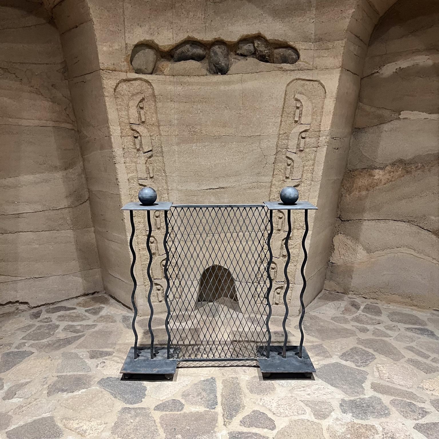 1980s Memphis Milano Squiggle Fireplace Screen Hand Forged Iron In Good Condition For Sale In Chula Vista, CA