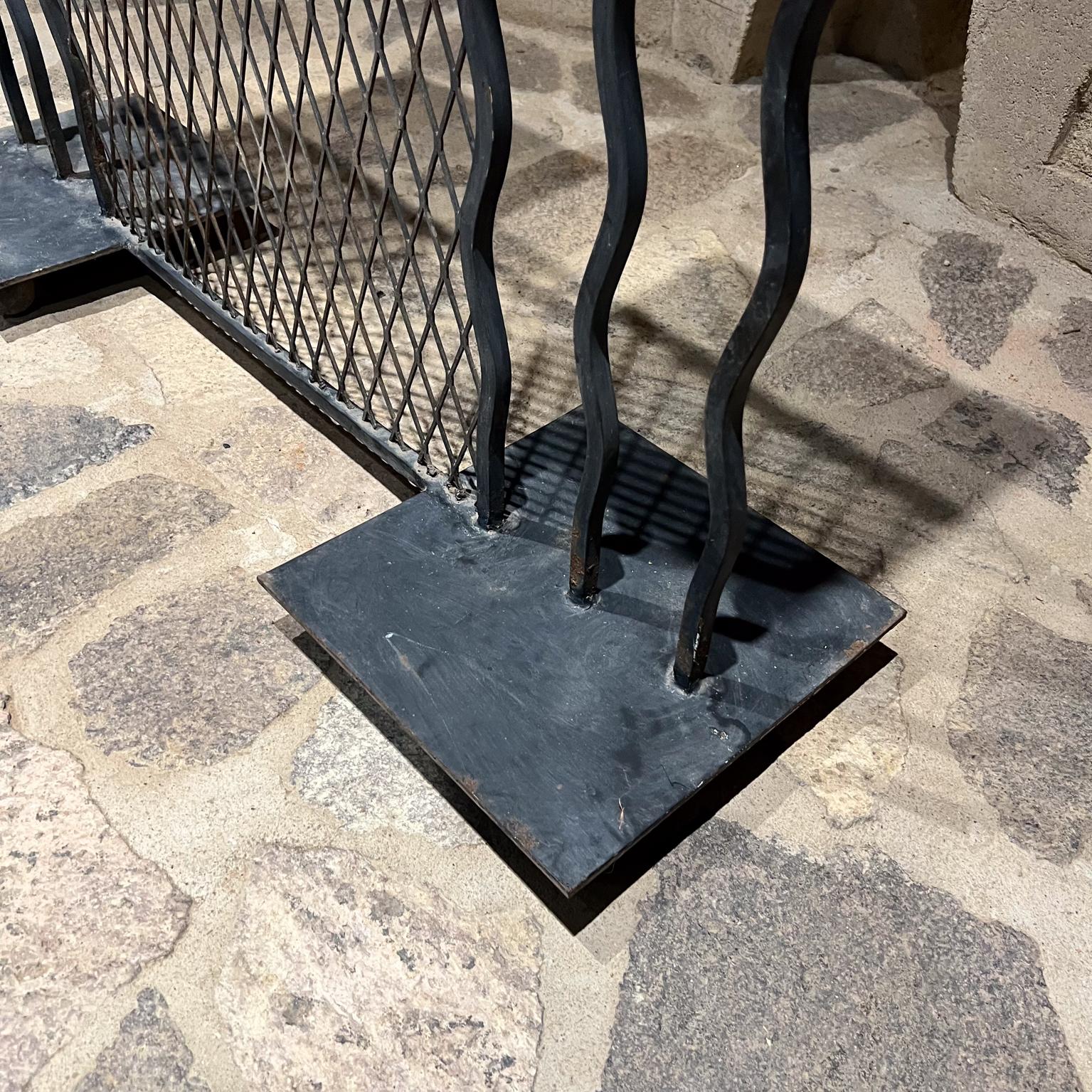 1980s Memphis Milano Squiggle Fireplace Screen Hand Forged Iron For Sale 2