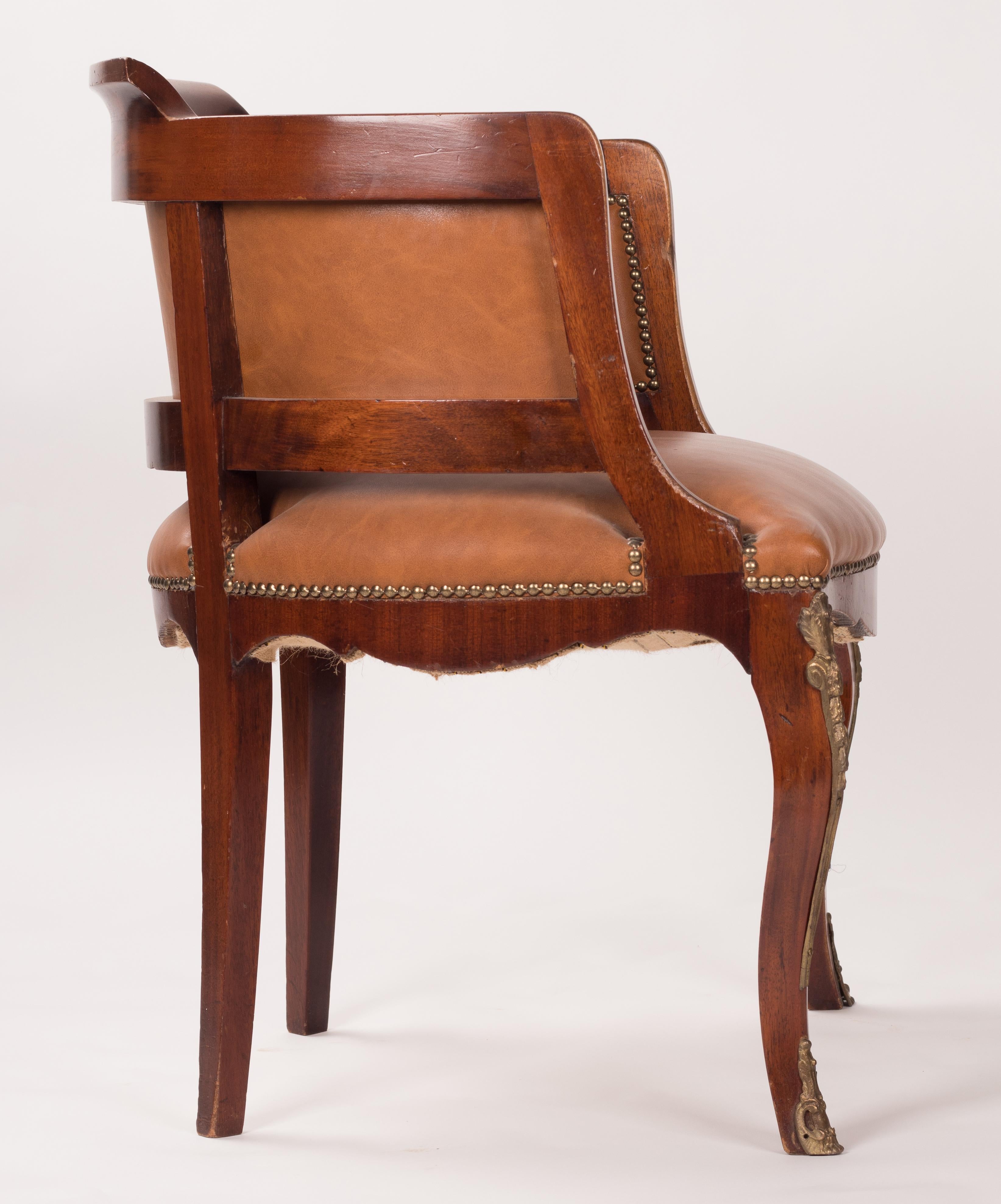 1980s French Leather Office Armchair with Brass Decorations In Good Condition In Marbella, ES