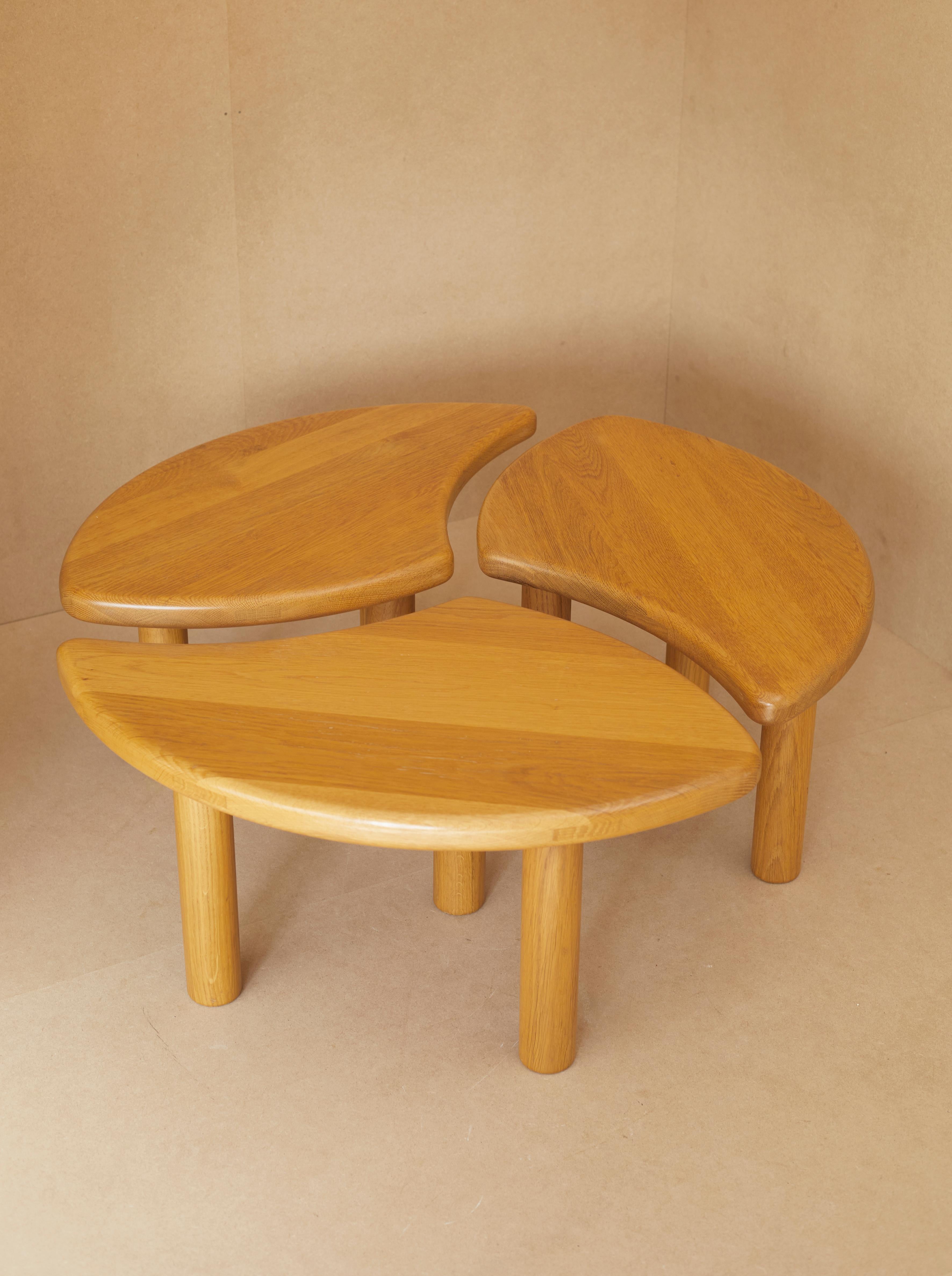 1980s French Limited, Made-to-order Solid Oak Modular Coffee Tables In Good Condition For Sale In MONTREUIL, FR