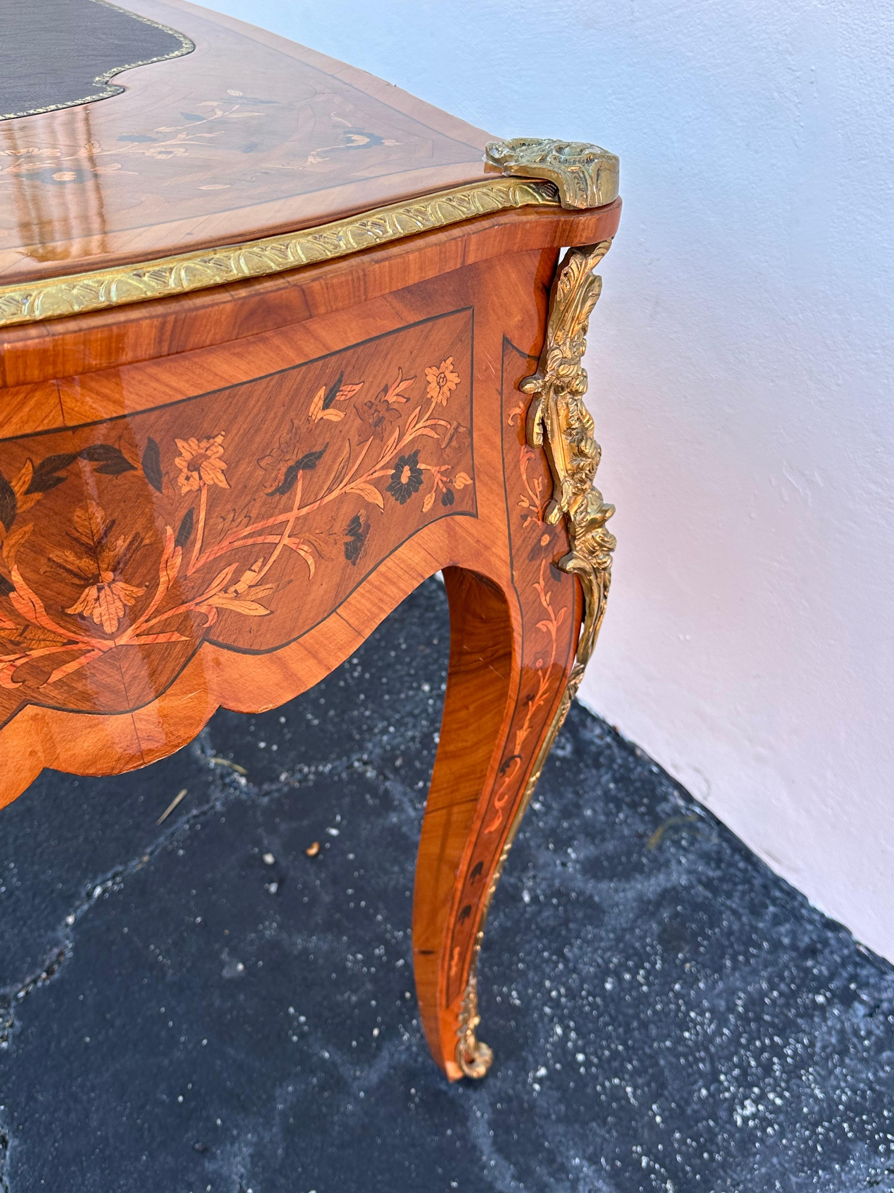 Scrivania francese degli anni '80 in stile Luigi XV in ottone serpentino con ormeggio in vendita 4