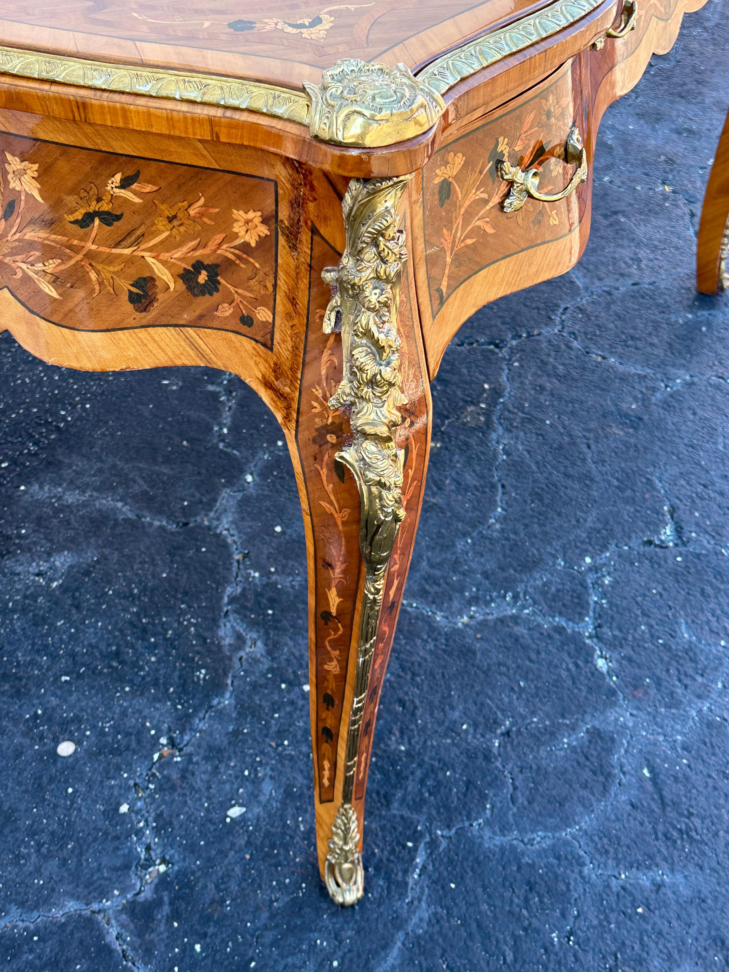 Scrivania francese degli anni '80 in stile Luigi XV in ottone serpentino con ormeggio in vendita 5