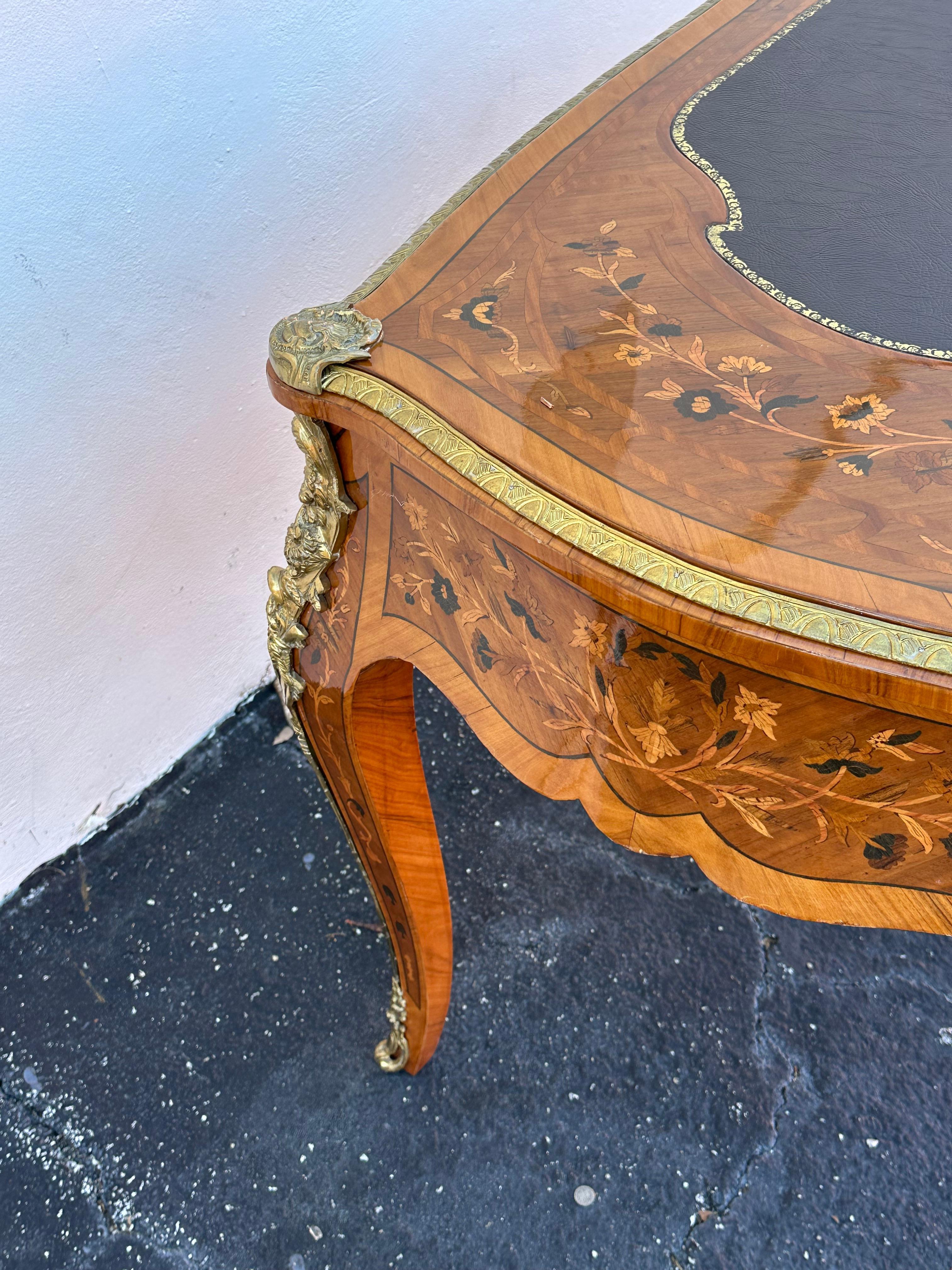 Scrivania francese degli anni '80 in stile Luigi XV in ottone serpentino con ormeggio in vendita 6