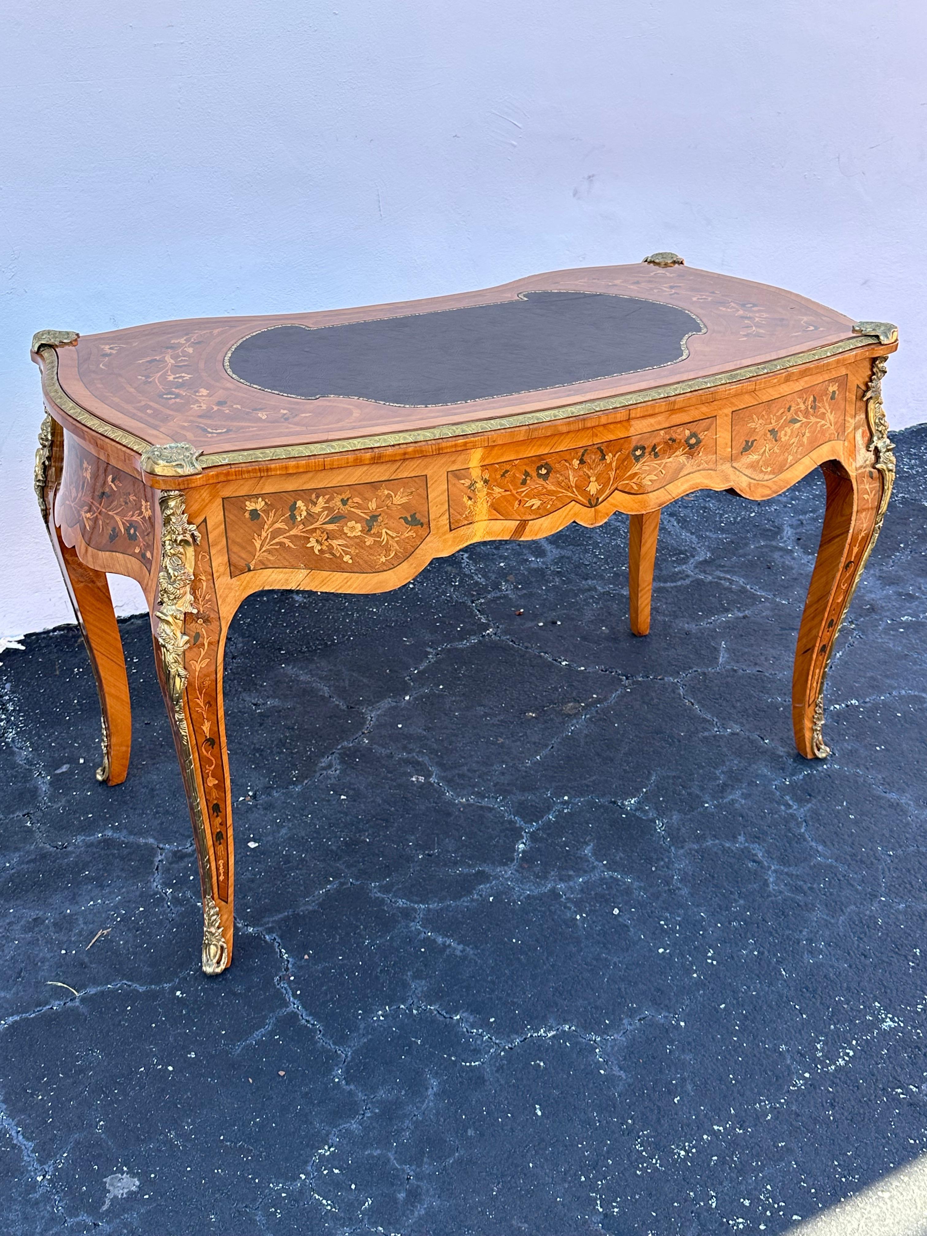 Scrivania francese degli anni '80 in stile Luigi XV in ottone serpentino con ormeggio in vendita 8