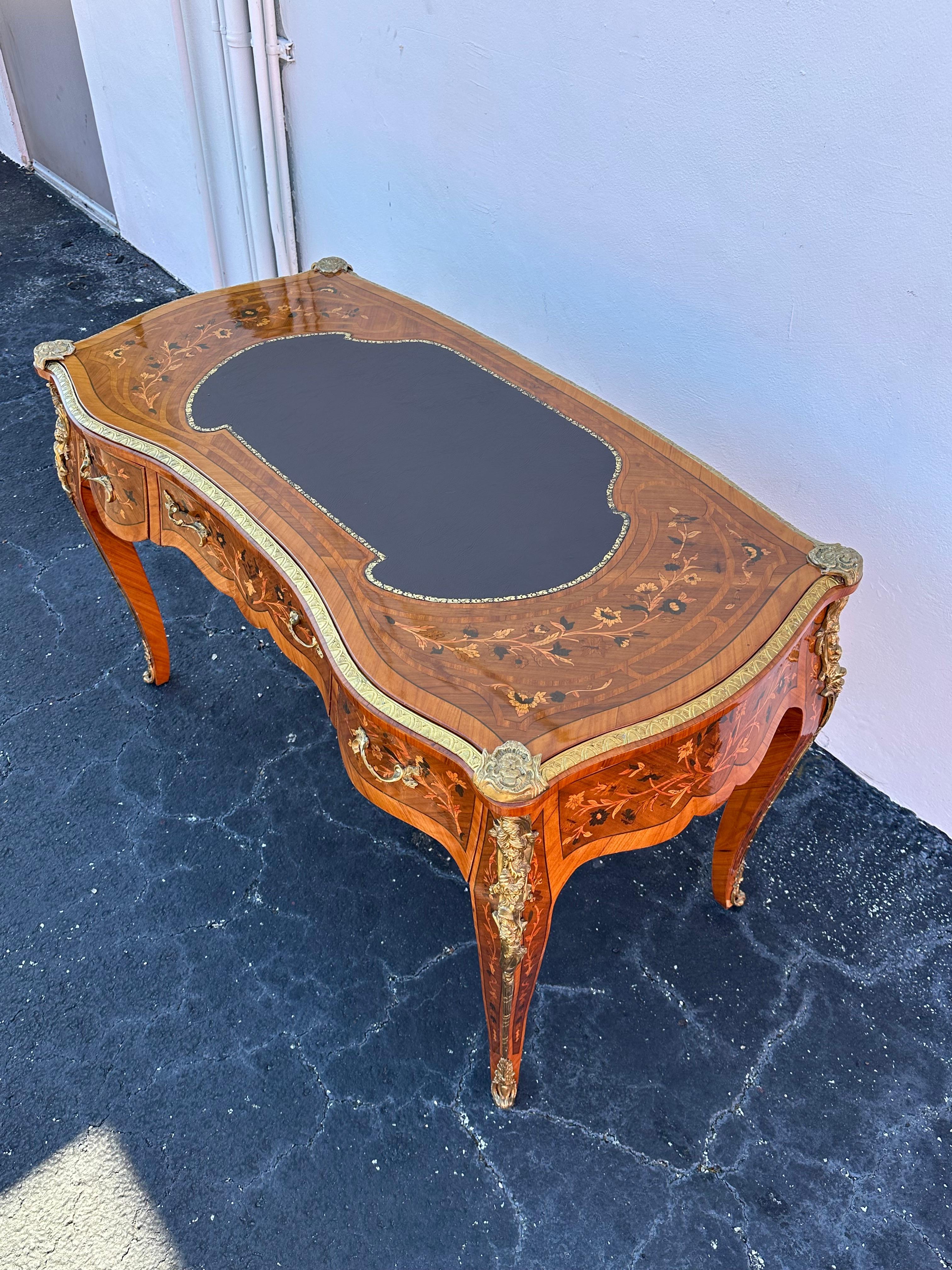 Ottone Scrivania francese degli anni '80 in stile Luigi XV in ottone serpentino con ormeggio in vendita