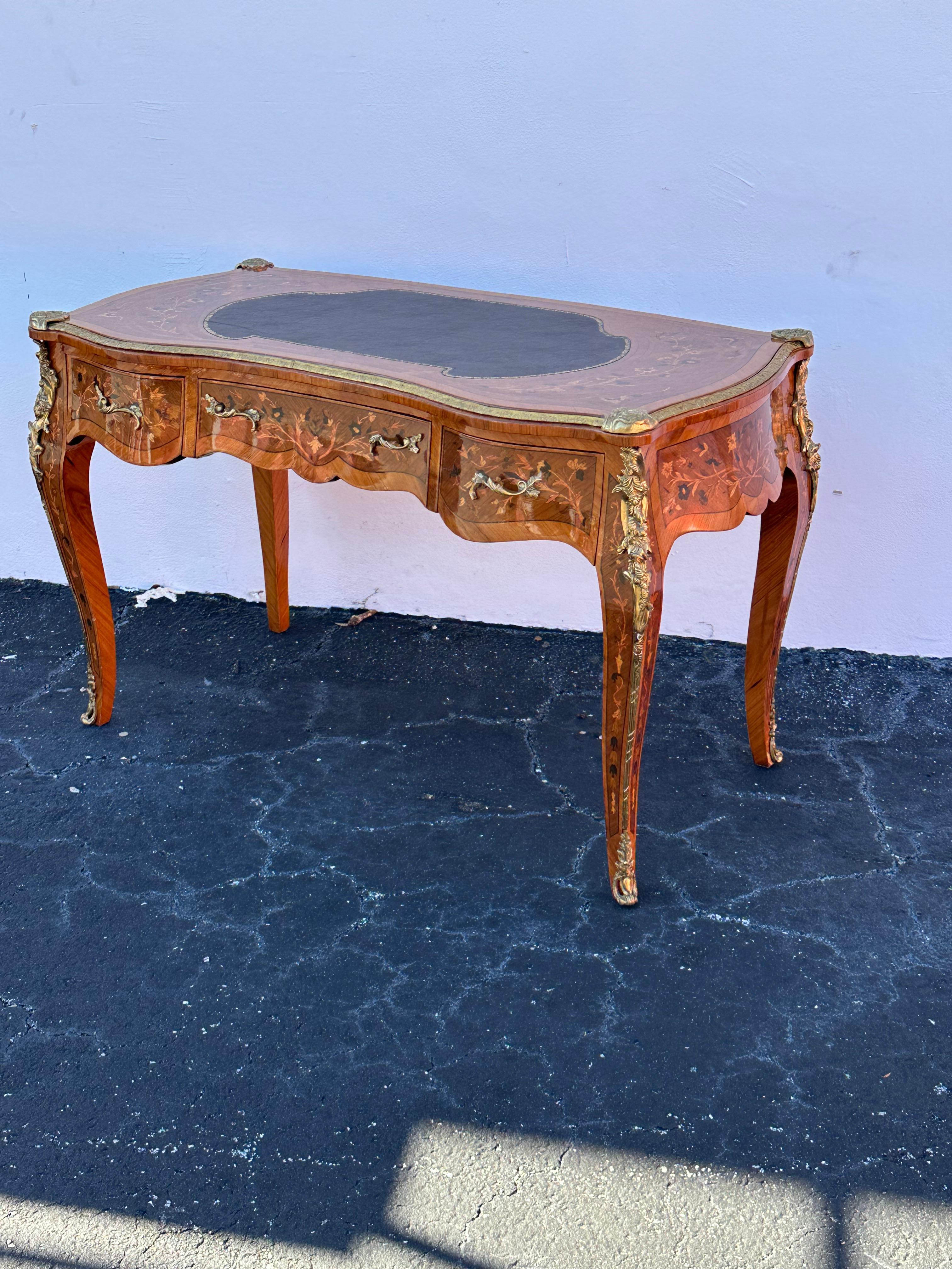 Scrivania francese degli anni '80 in stile Luigi XV in ottone serpentino con ormeggio in vendita 1