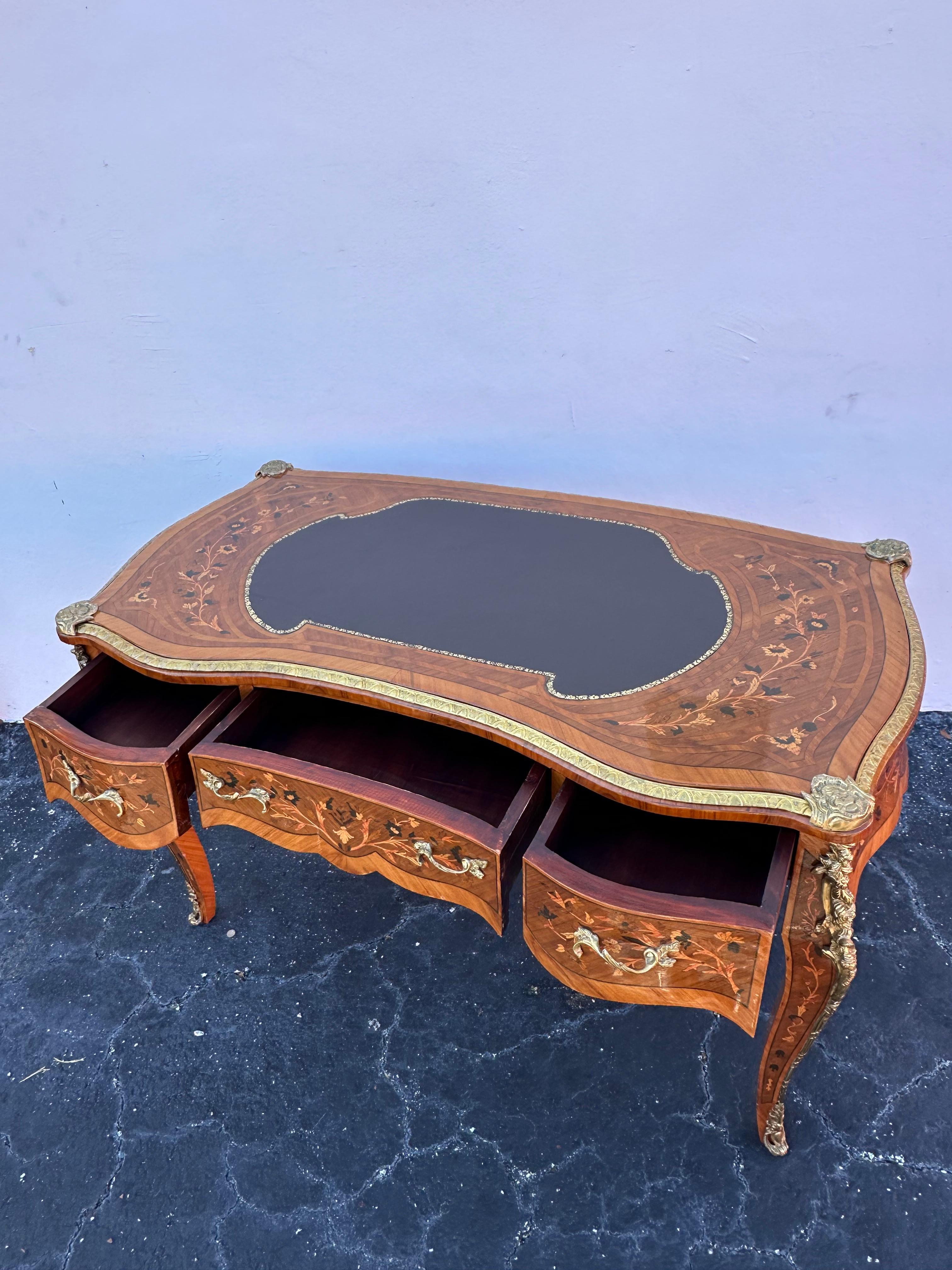 Scrivania francese degli anni '80 in stile Luigi XV in ottone serpentino con ormeggio in vendita 2