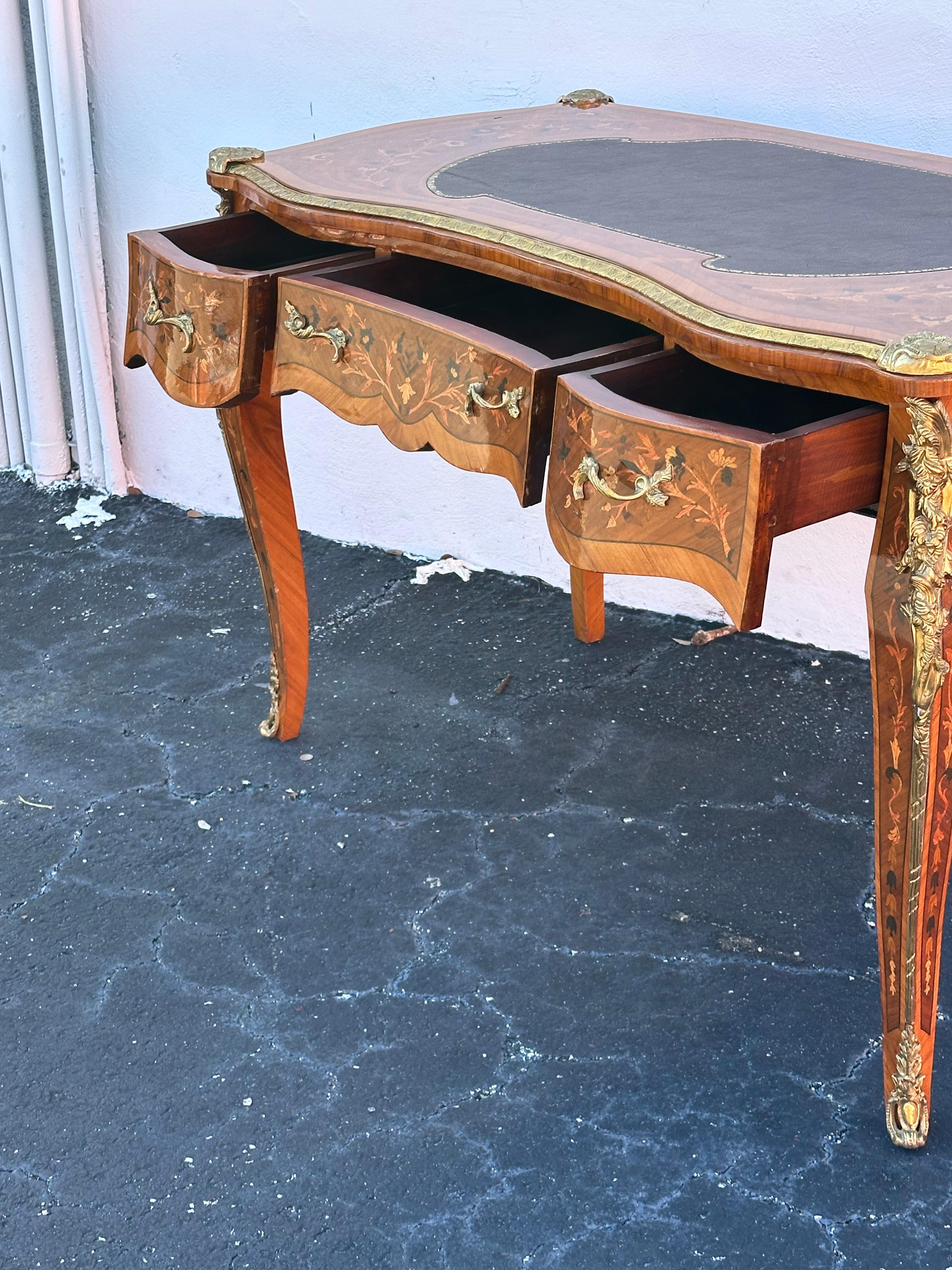 Scrivania francese degli anni '80 in stile Luigi XV in ottone serpentino con ormeggio in vendita 3
