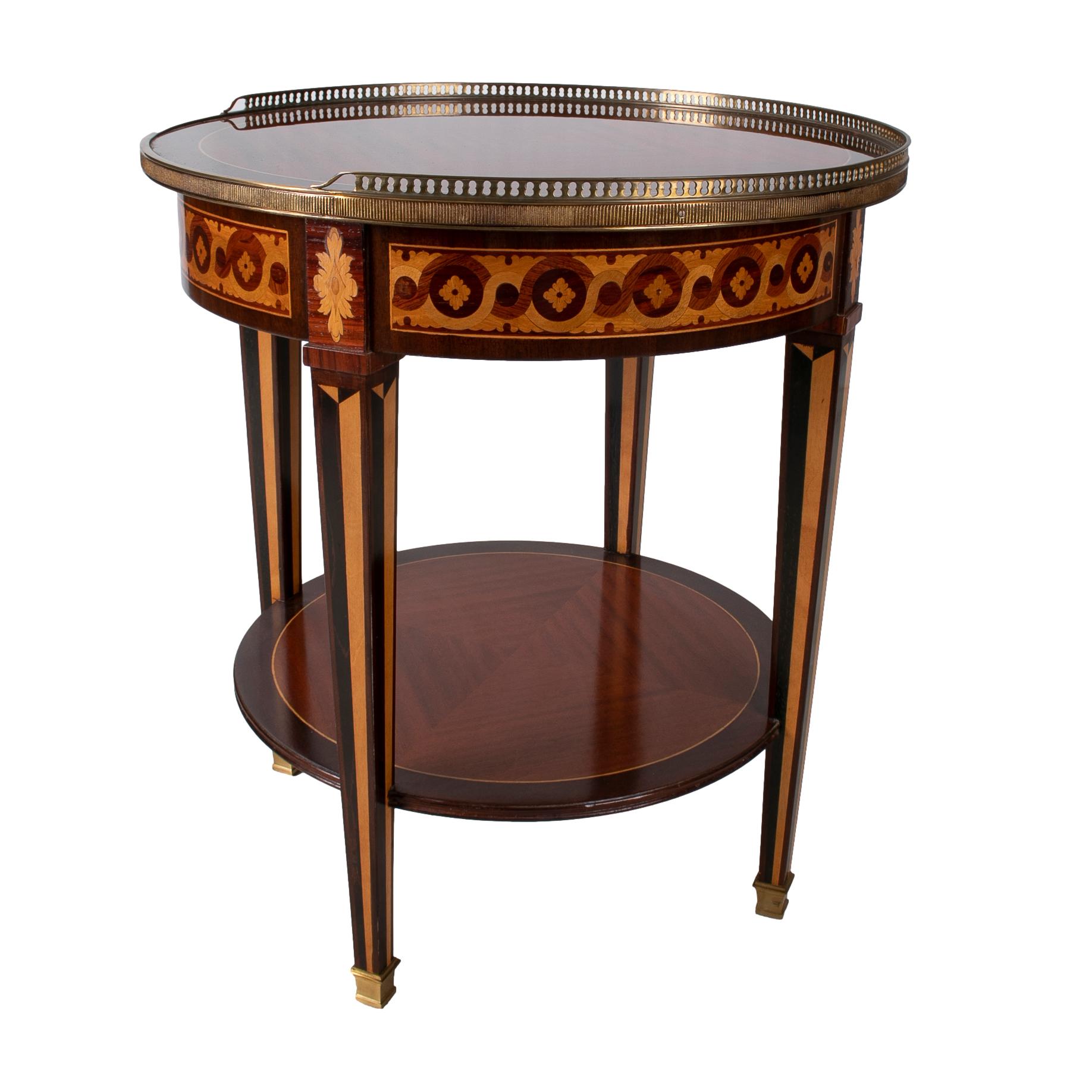 20ième siècle Table d'appoint ronde française en acajou des années 1980 avec décorations et incrustations en bronze en vente