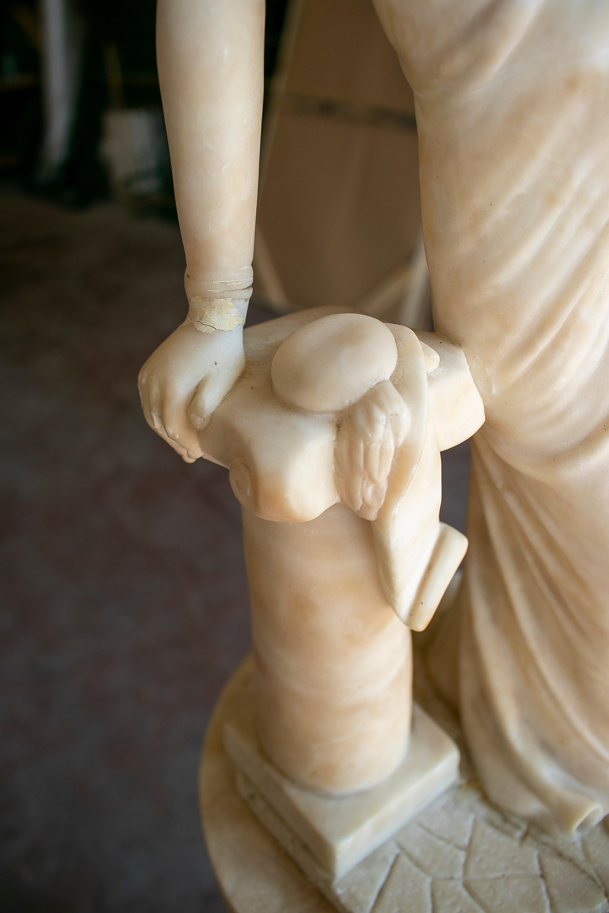Französische romantische Marmor-Skulptur einer Frau aus den 1980er Jahren mit Sockel im Angebot 6
