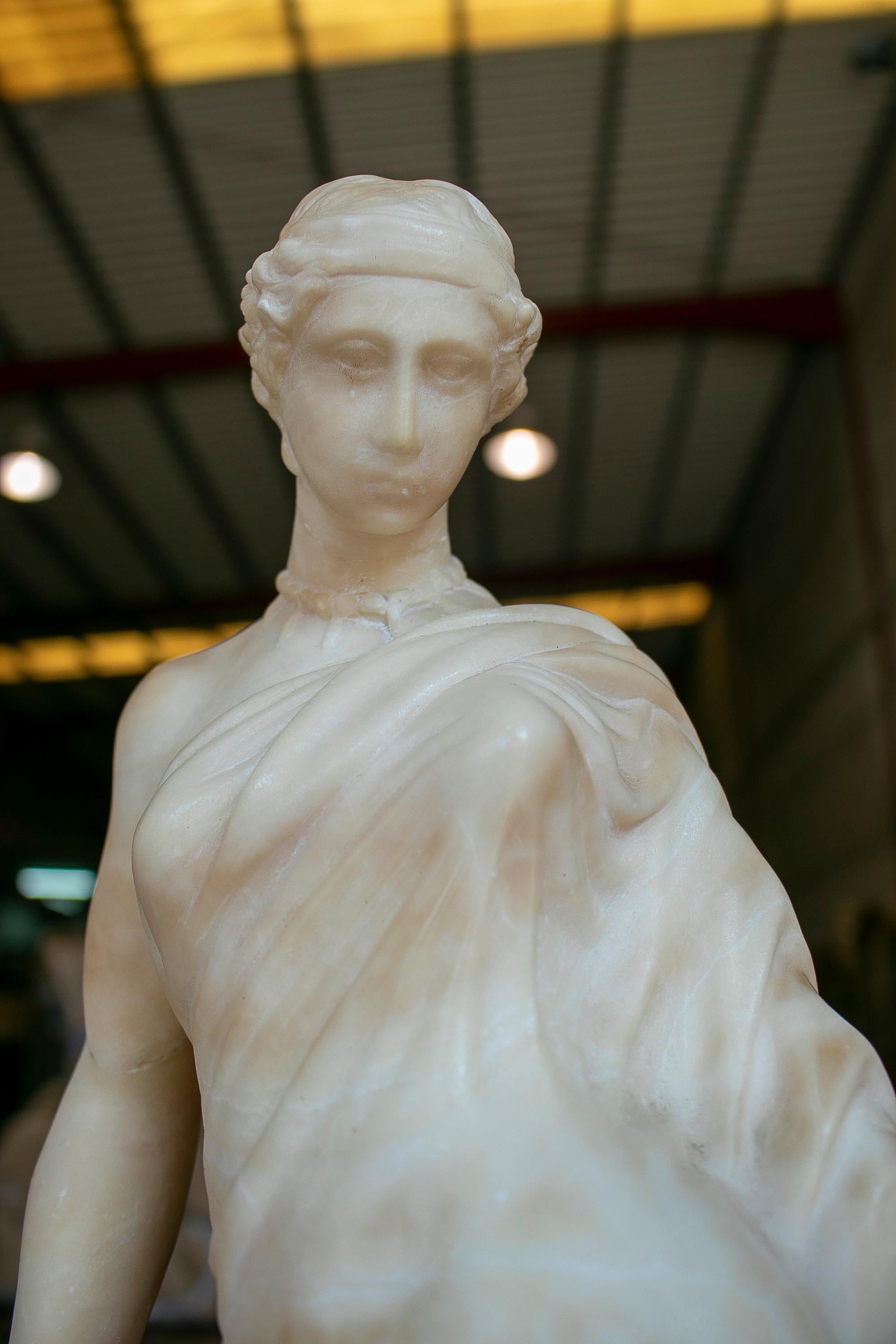 Französische romantische Marmor-Skulptur einer Frau aus den 1980er Jahren mit Sockel im Angebot 7