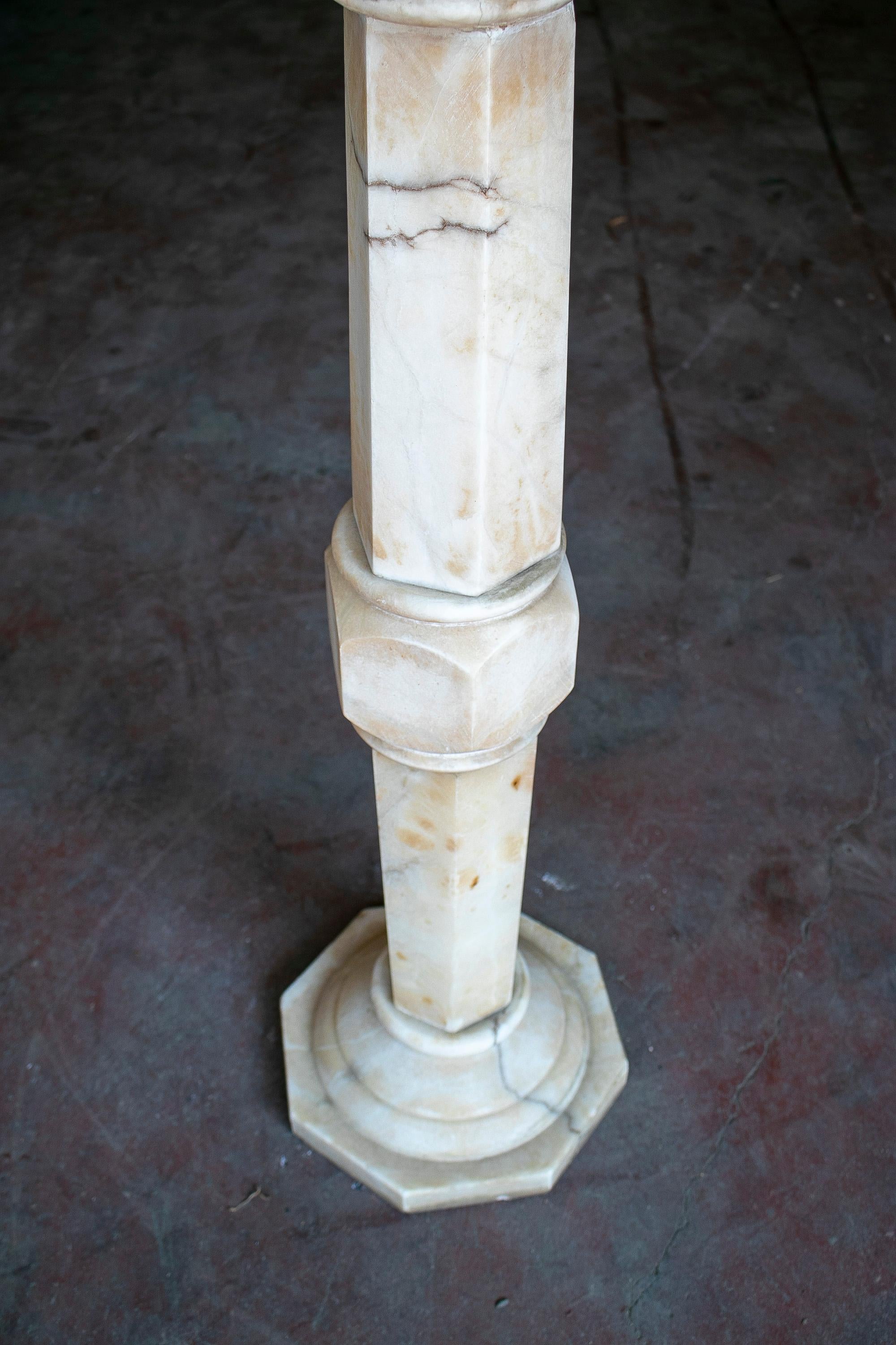 Französische romantische Marmor-Skulptur einer Frau aus den 1980er Jahren mit Sockel im Angebot 10