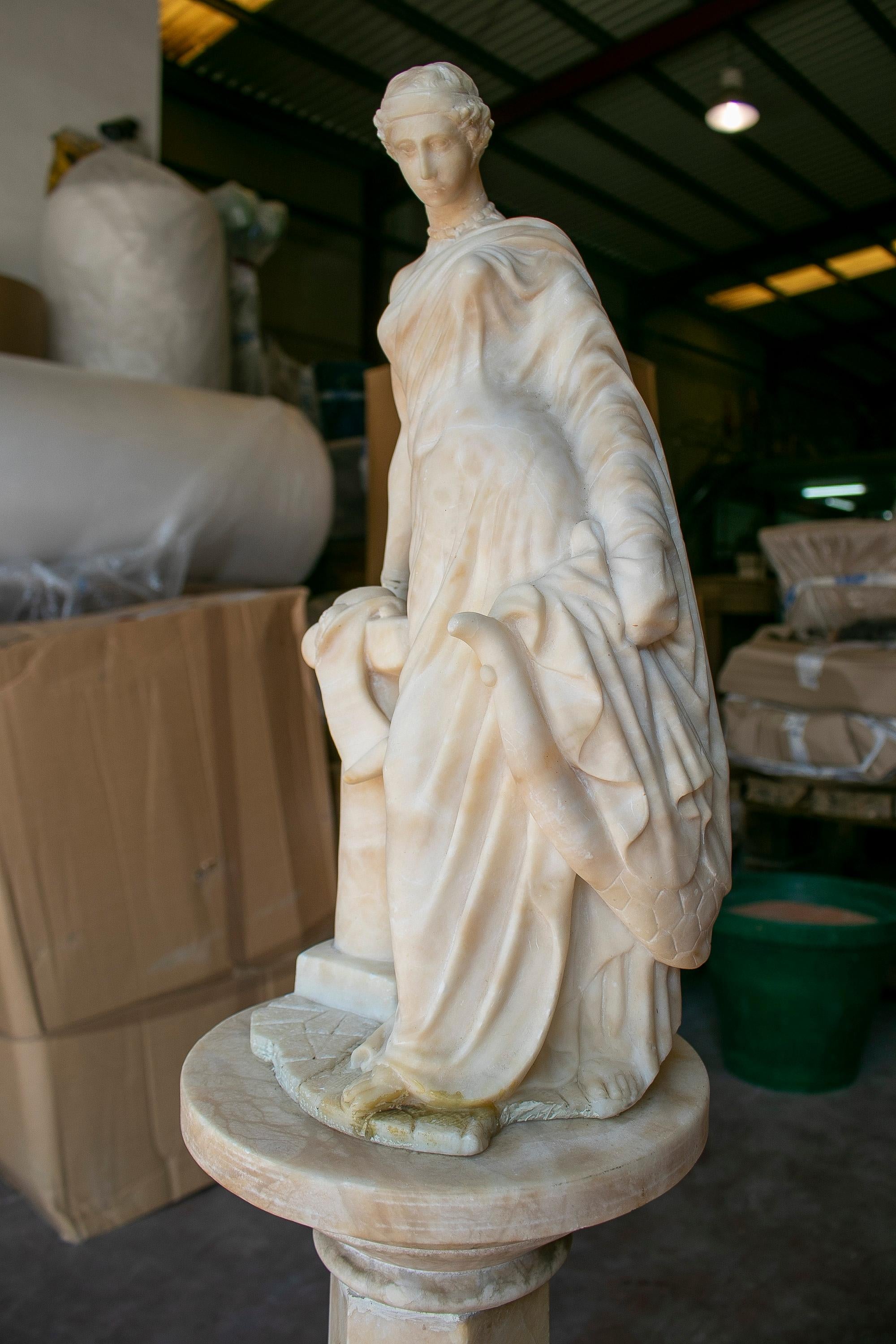 Französische romantische Marmor-Skulptur einer Frau aus den 1980er Jahren mit Sockel (20. Jahrhundert) im Angebot