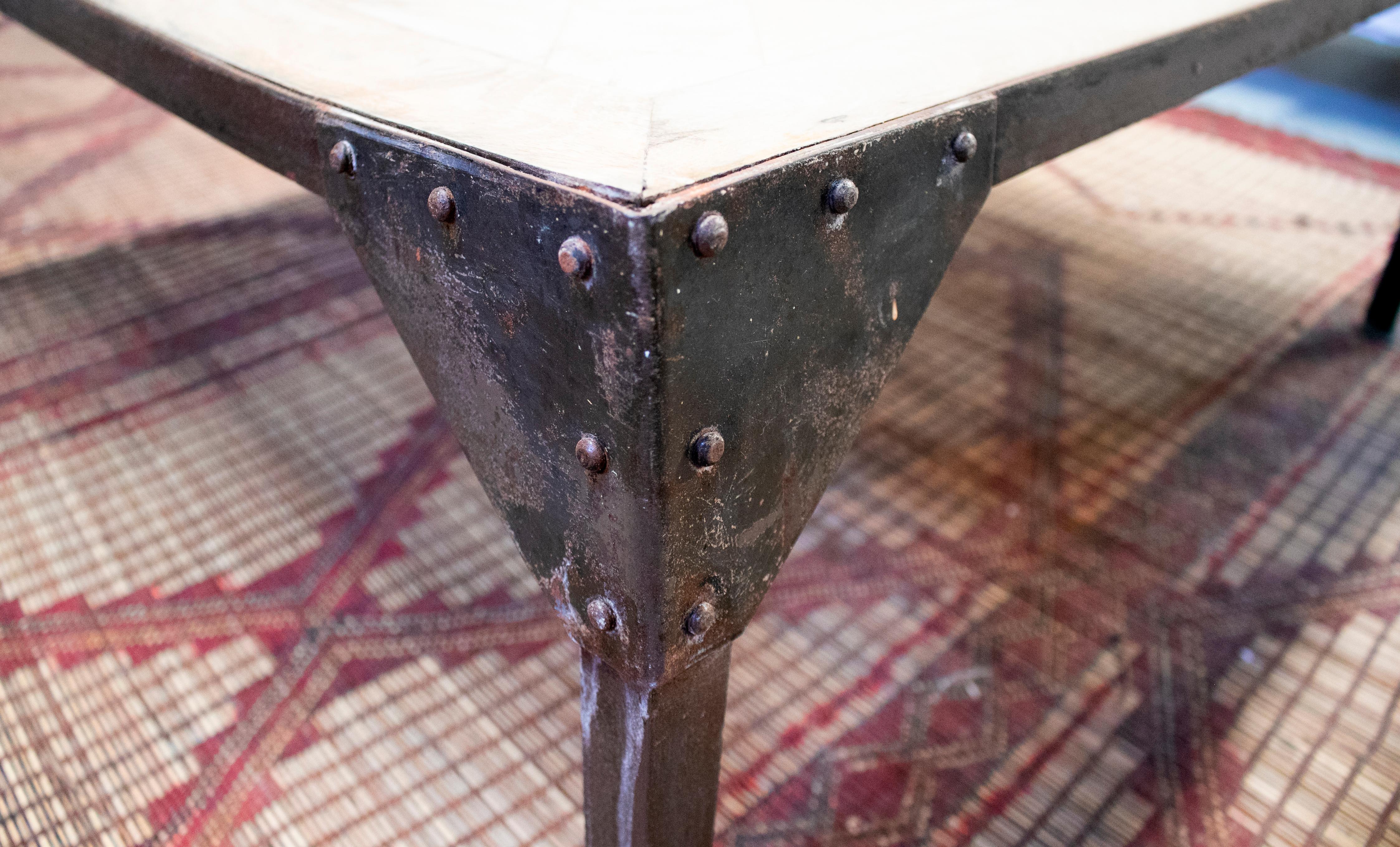 table basse de style industriel en bois français des années 1980 sur base rectangulaire en fer en vente 2