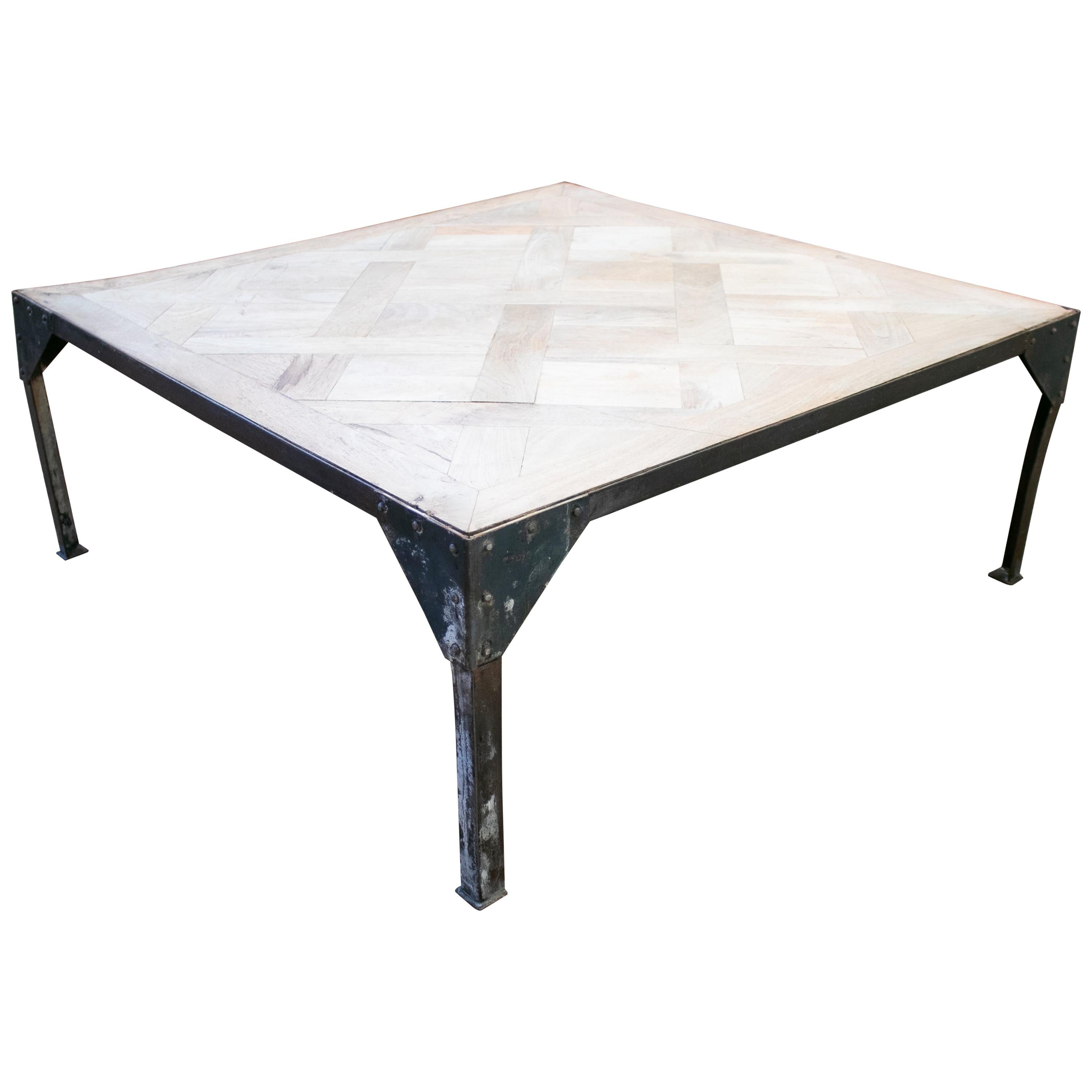 table basse de style industriel en bois français des années 1980 sur base rectangulaire en fer