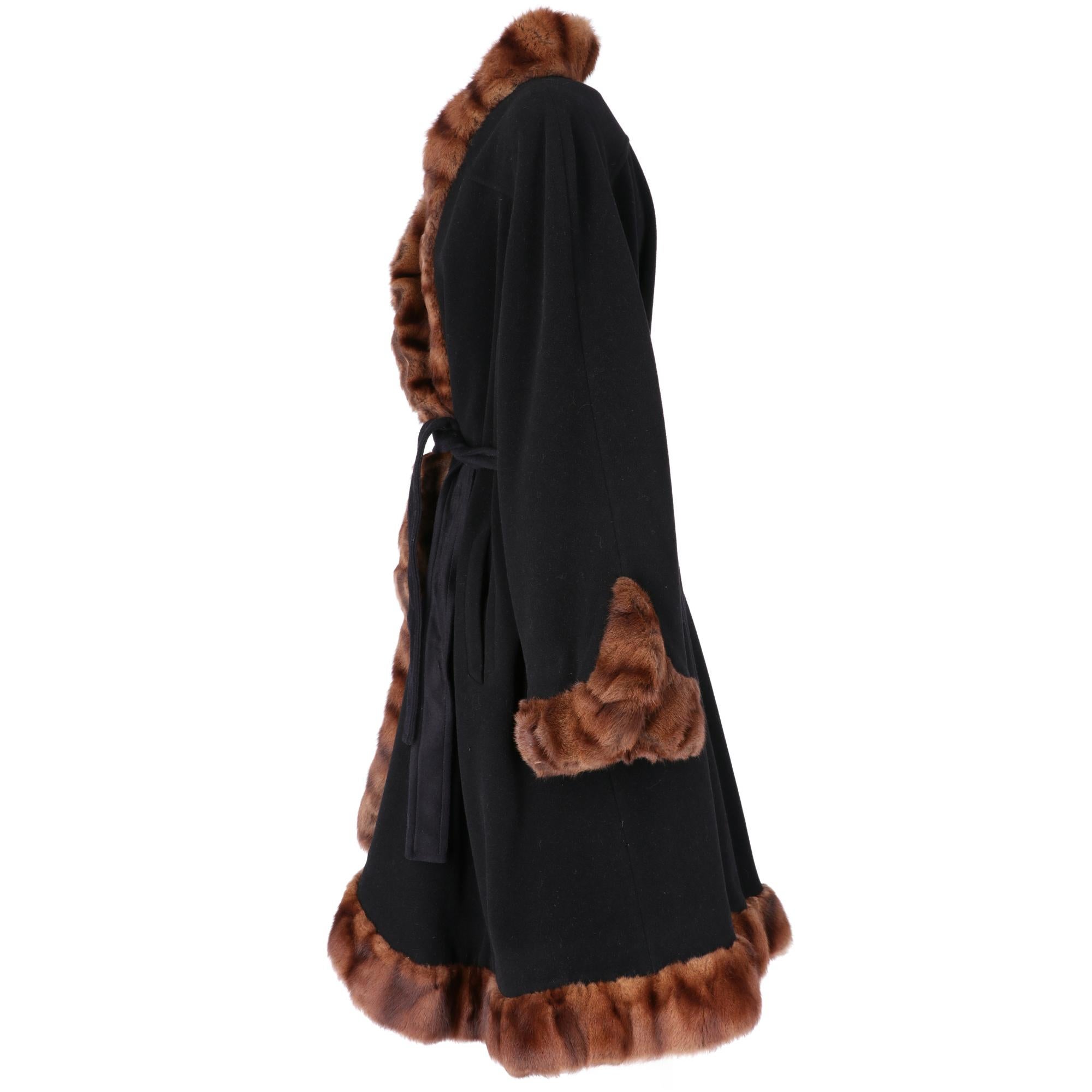 Gai Mattiolo coat with fur, long below the knee, in black wool and cashmere blend with real opossum fur trim, shawl collar, front welt pockets, black belt closure. Lined.

The item shows slight signs of wear in the inner lining and in the fur border