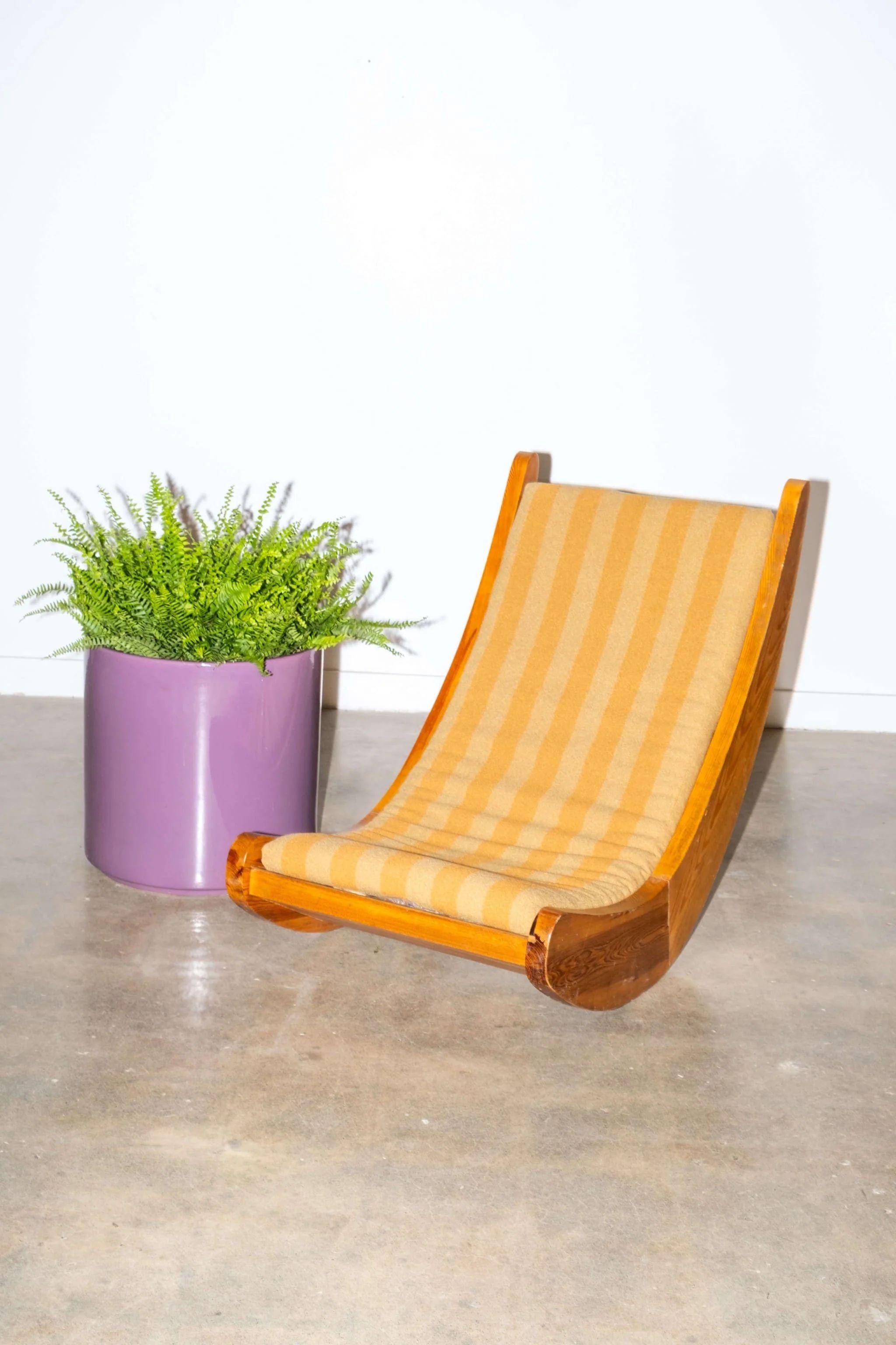 Large-scale planter by American manufacturer Gainey Pottery, in a high-shine purple glaze.