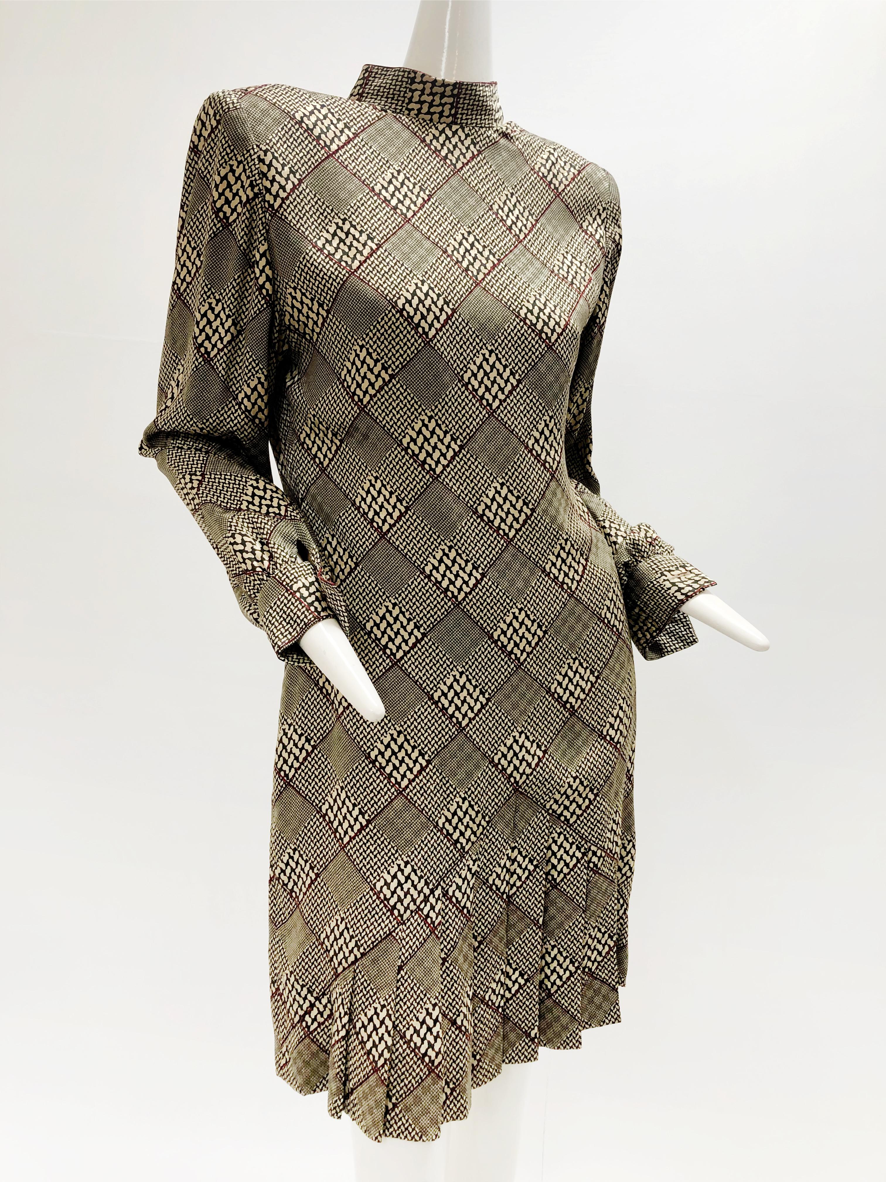 Une jolie veste Galanos en laine pied-de-poule des années 1980 et une mini robe Galanos en soie dans un motif inédit de carreaux de fenêtre en dents de chien (palette de noir, beige et sang de bœuf). Comprend un foulard en mousseline de soie