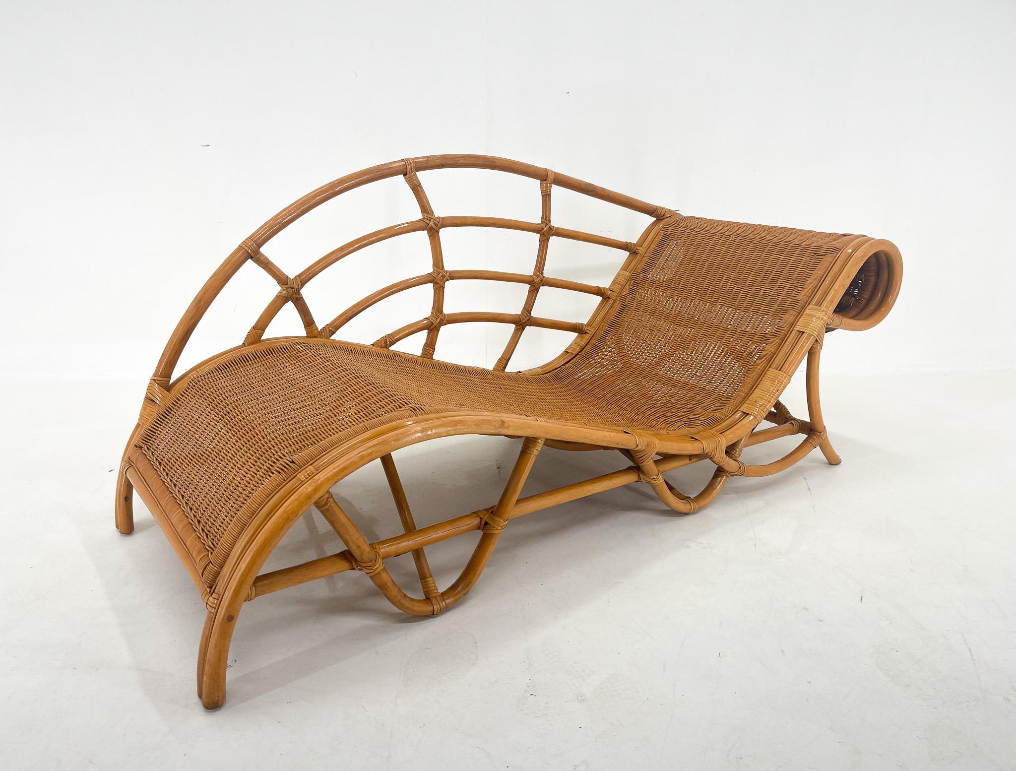 Vintage Rattan Chaise Lounge / Liege aus den 1980er Jahren. Guter Vintage-Zustand mit leichten Gebrauchsspuren (siehe Foto).