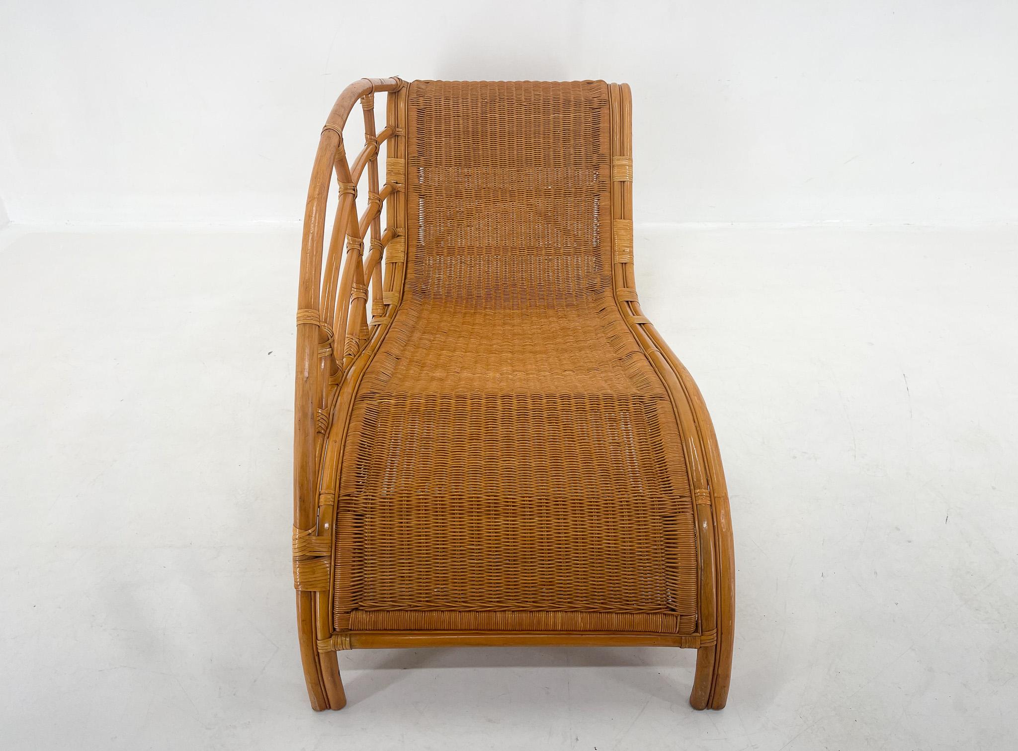 1980's Garden Rattan Chaise Lounge For Sale 1