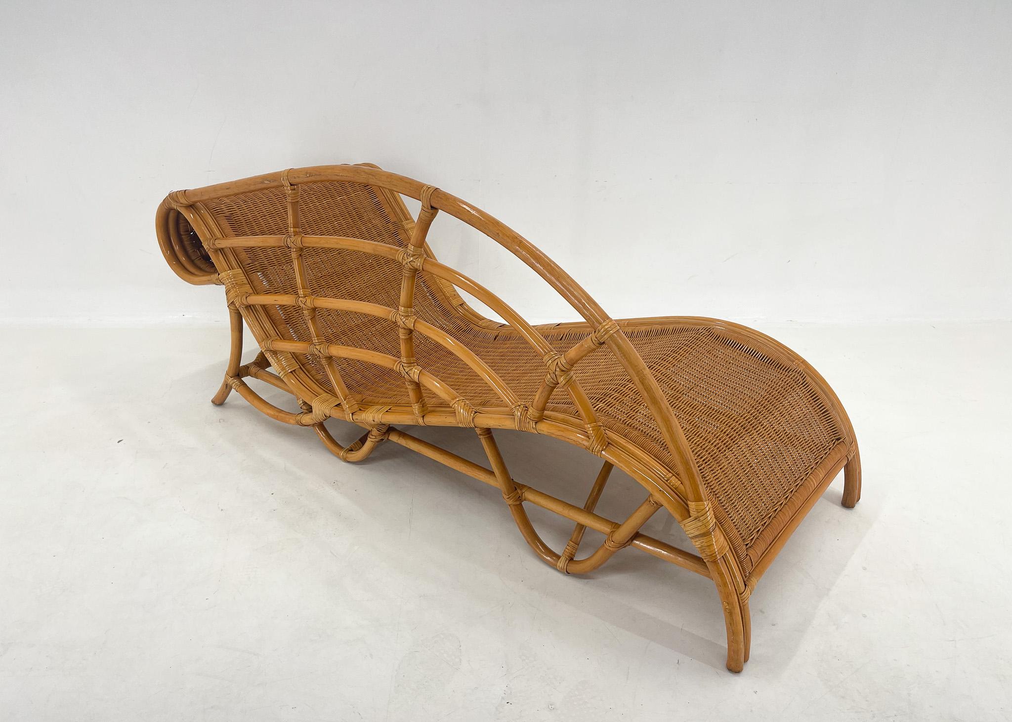 1980's Garden Rattan Chaise Lounge For Sale 2