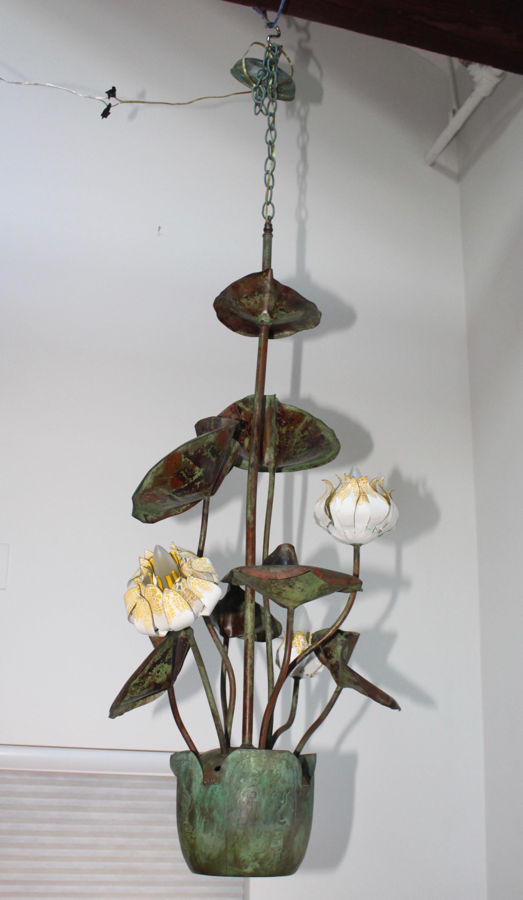 1984 bronze and copper chandelier designed by Garland Faulkner, in vintage original condition with some wear and patina, there is a bent to the bottom (see last picture)

Total height including chain 98” chain height can be adjusted.