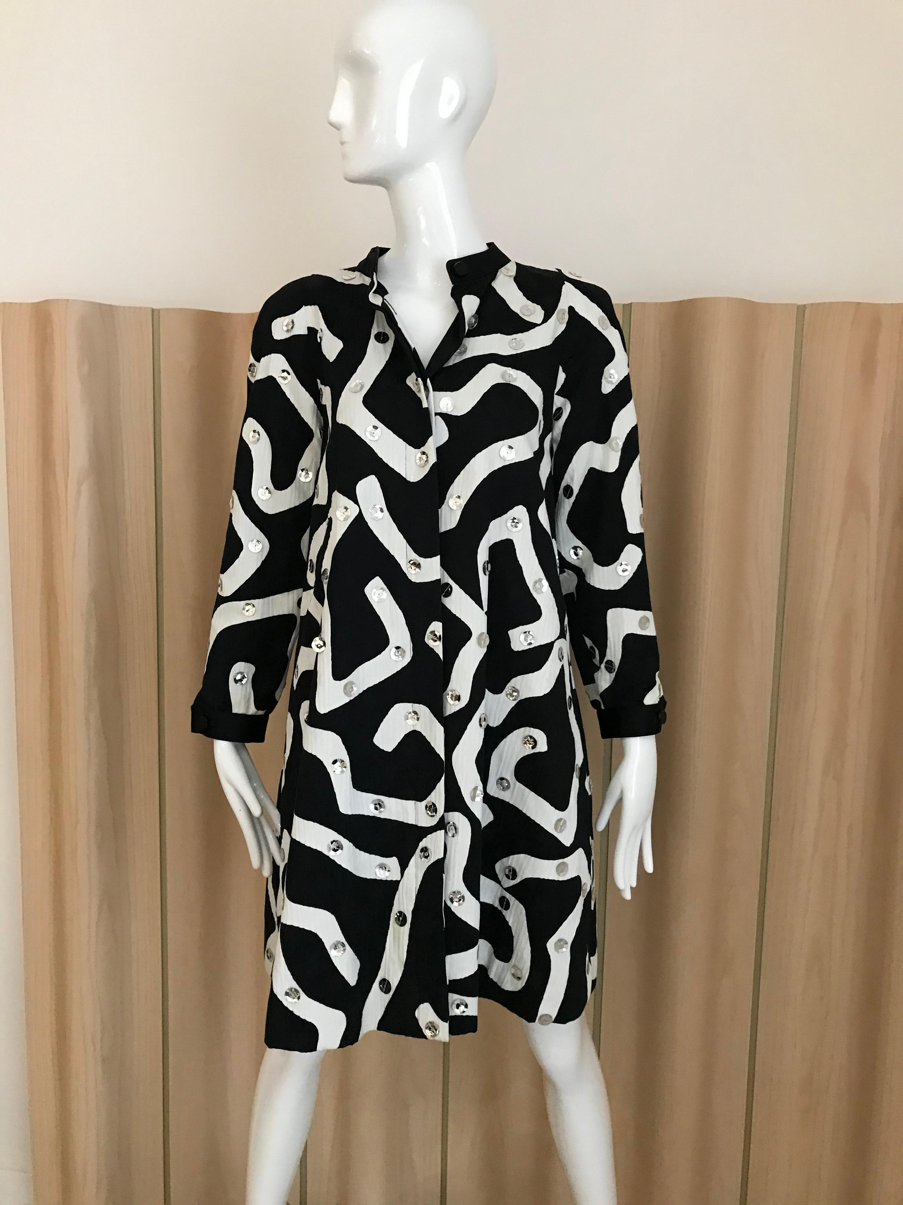 80s Geoffrey Beene black and white abstract print cotton  Dress with large silver sequin. Tent style with inverted pleat at the back.  Dress/coat has pocket

Size : 8/10 / Medium 

***All Clothing has been professionally Dry Cleaned and ready to
