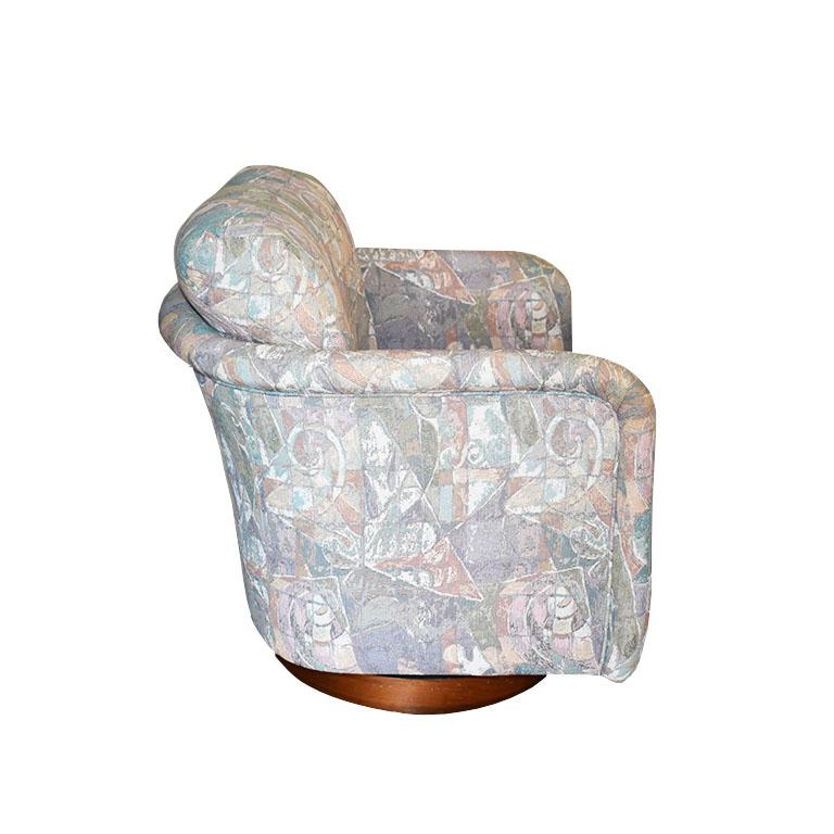 Mid-Century Modern Fauteuil pivotant géométrique tapissé de couleur pastel des années 1980 sur socle rond en bois en vente