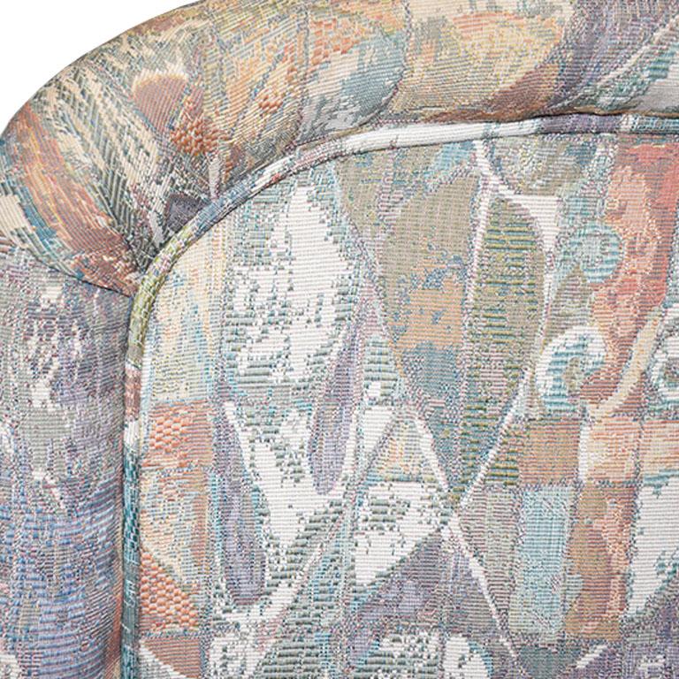 Fauteuil pivotant géométrique tapissé de couleur pastel des années 1980 sur socle rond en bois Bon état - En vente à Oklahoma City, OK